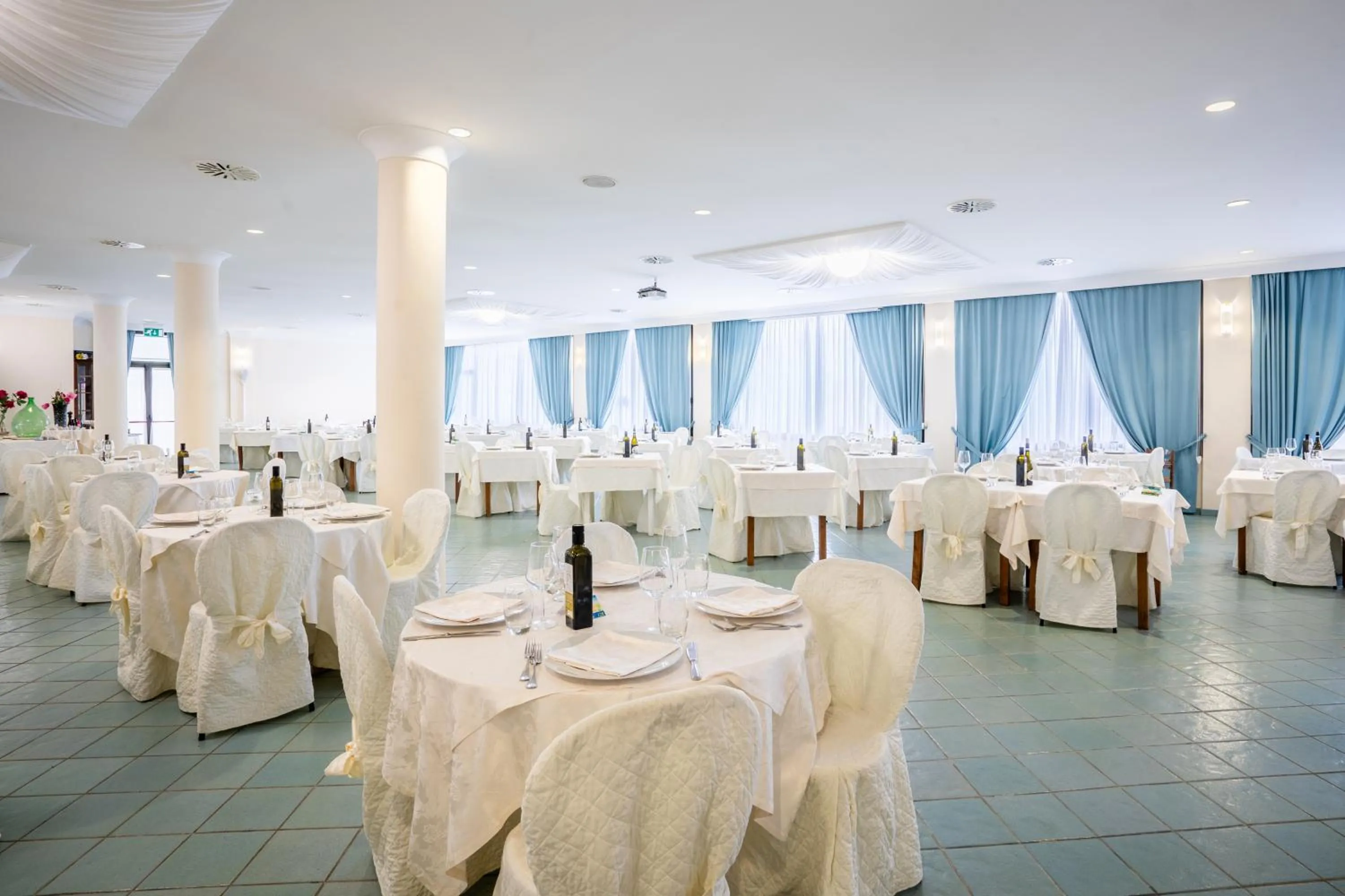 Restaurant/places to eat in Hotel Villa Elena