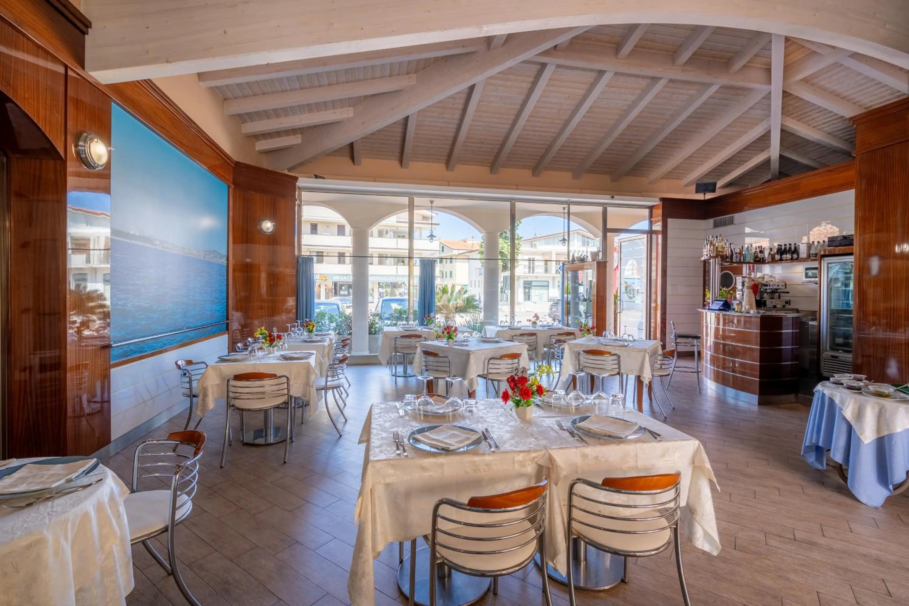 Restaurant/places to eat in Hotel Villa Elena