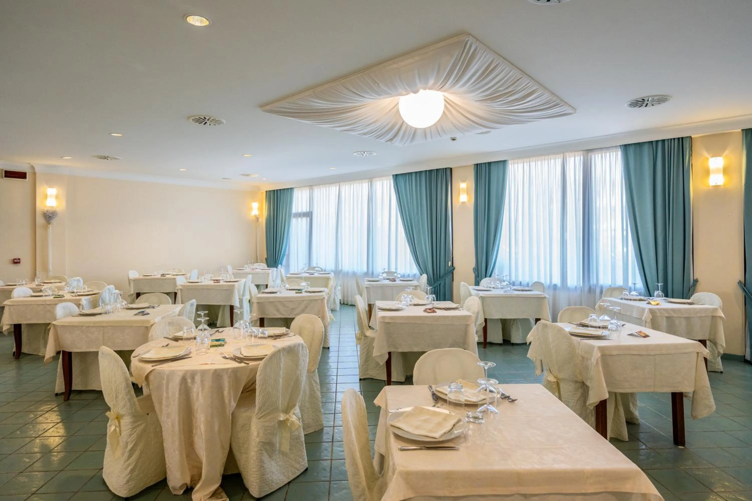 Restaurant/places to eat in Hotel Villa Elena