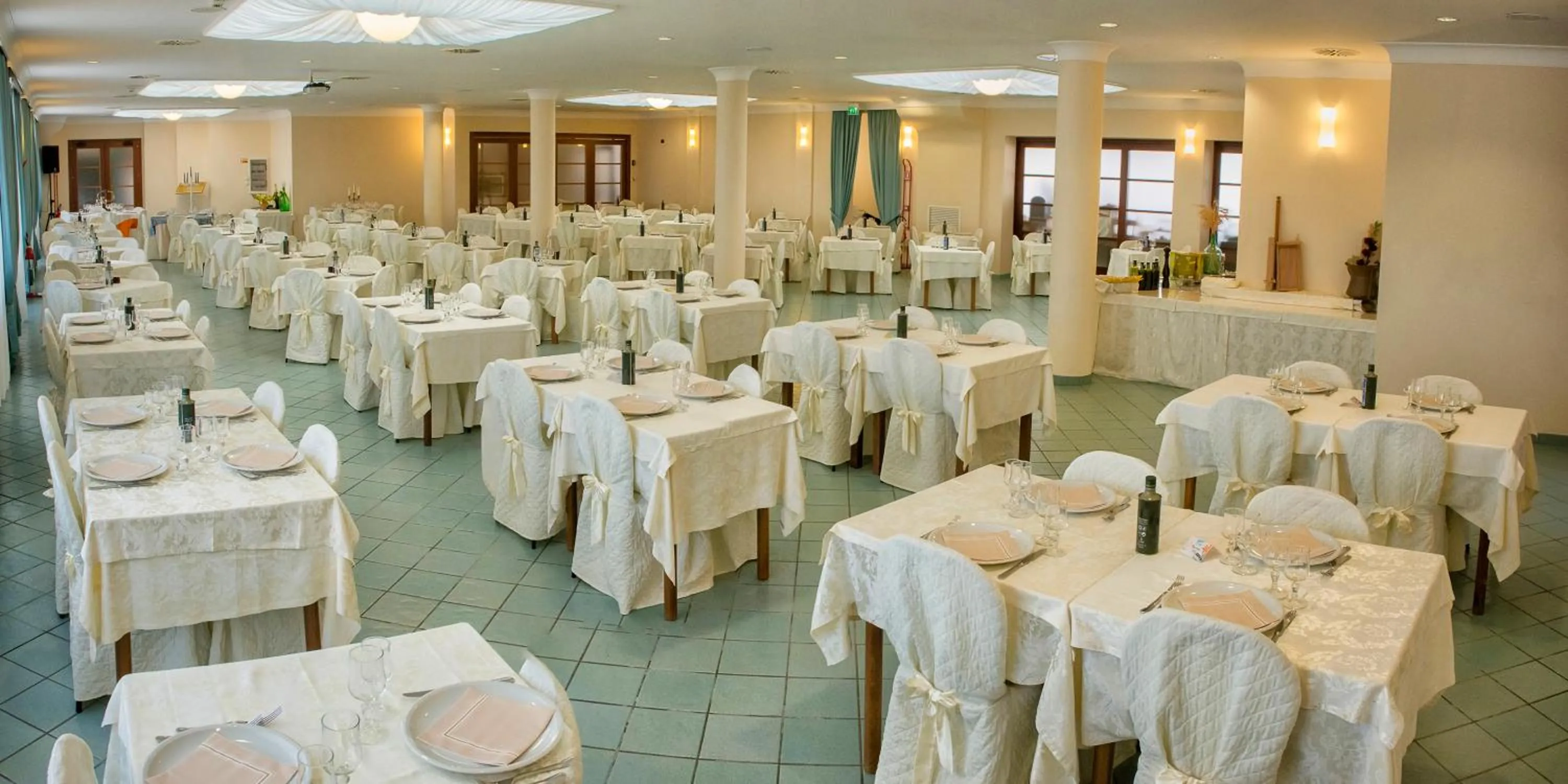 Restaurant/places to eat in Hotel Villa Elena