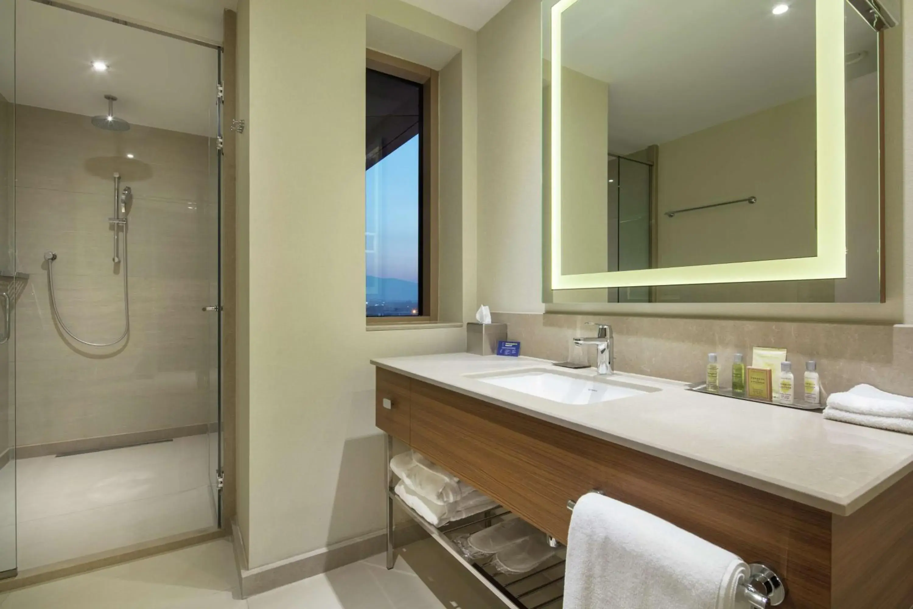 Deluxe King Room in DoubleTree By Hilton Skopje Deluxe King Room in DoubleTree By Hilton Skopje