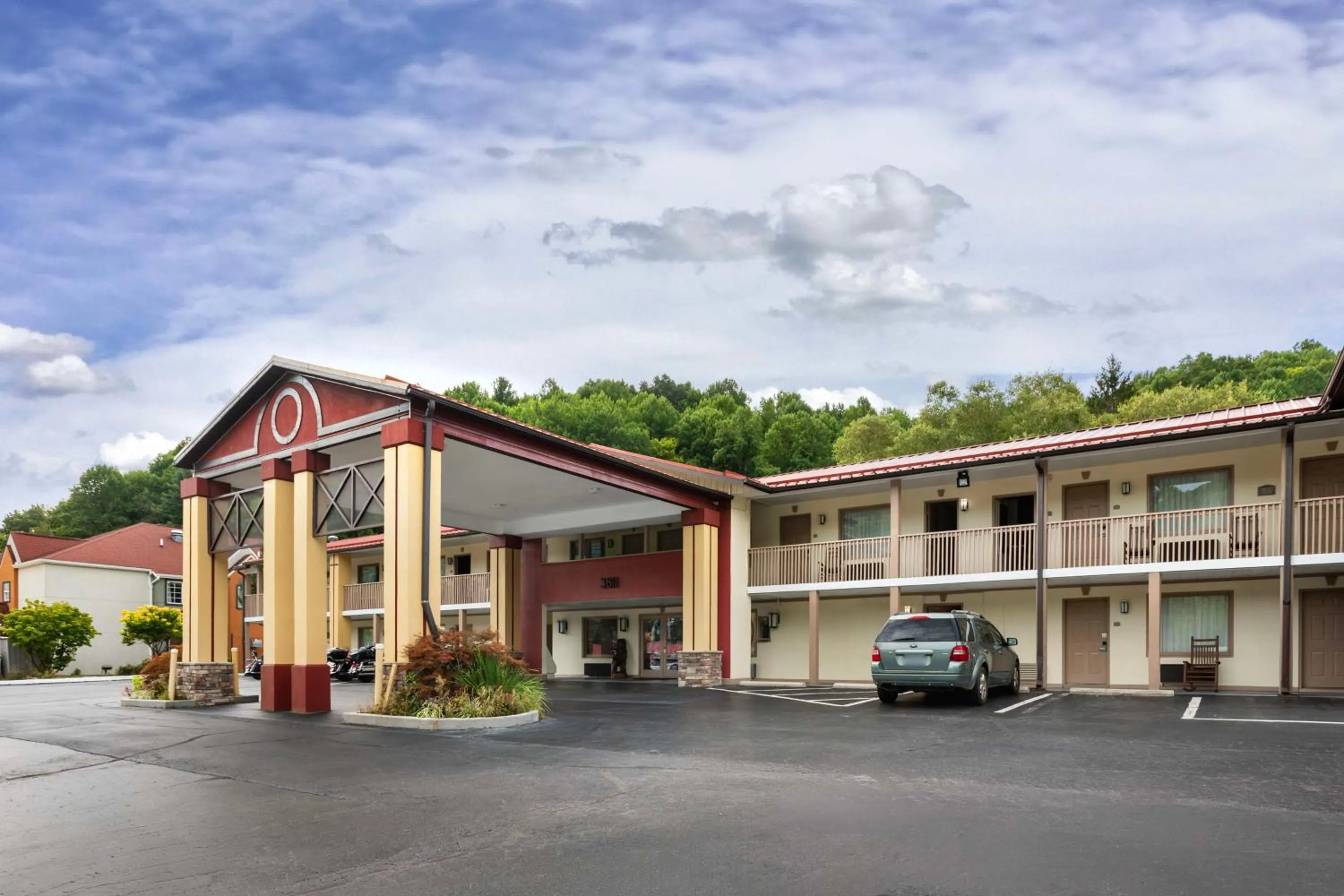 Property building in Best Western Mountainbrook Inn Maggie Valley