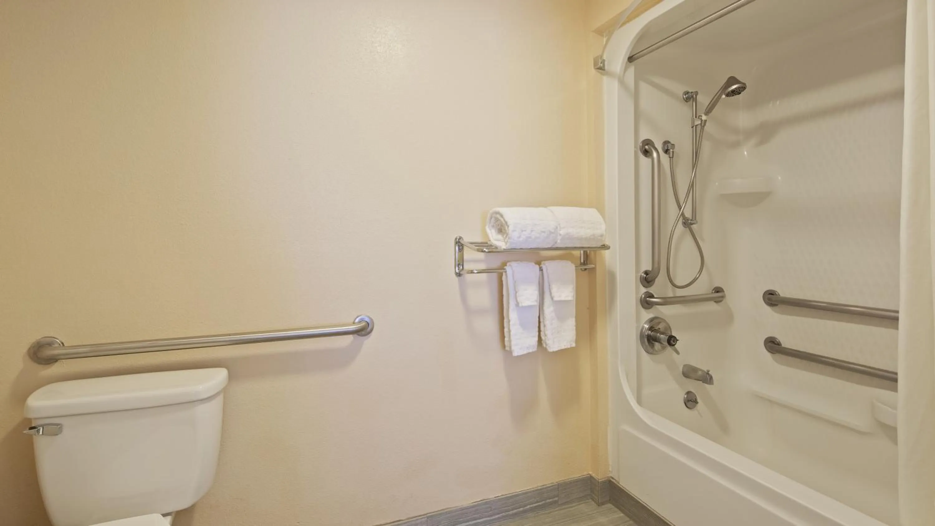 Bathroom in Best Western Mountainbrook Inn Maggie Valley
