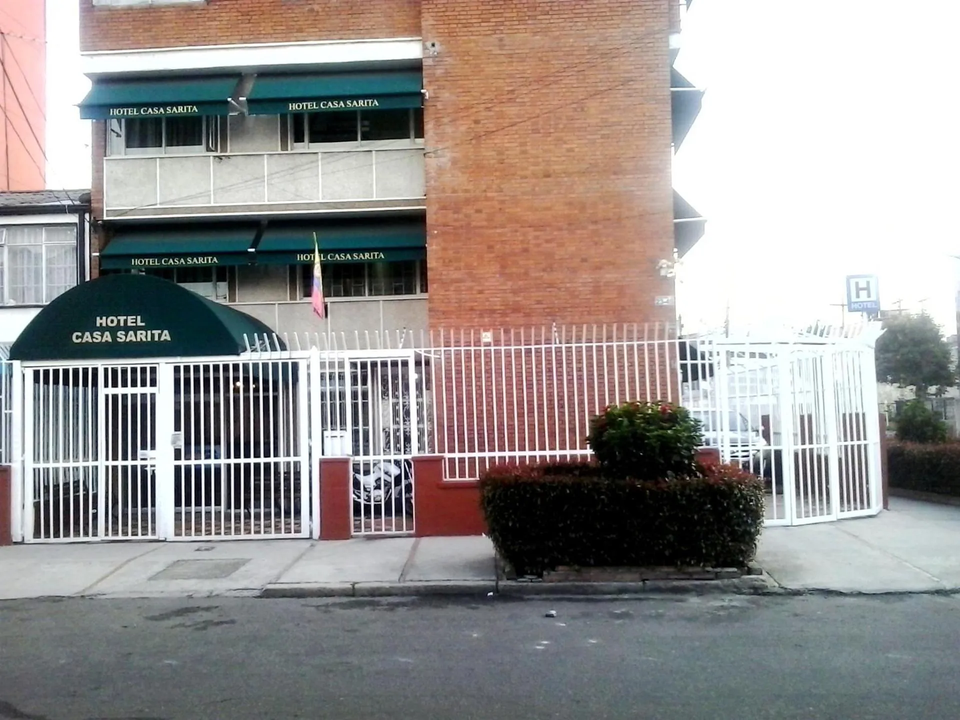 Property building in Hotel Casa Sarita