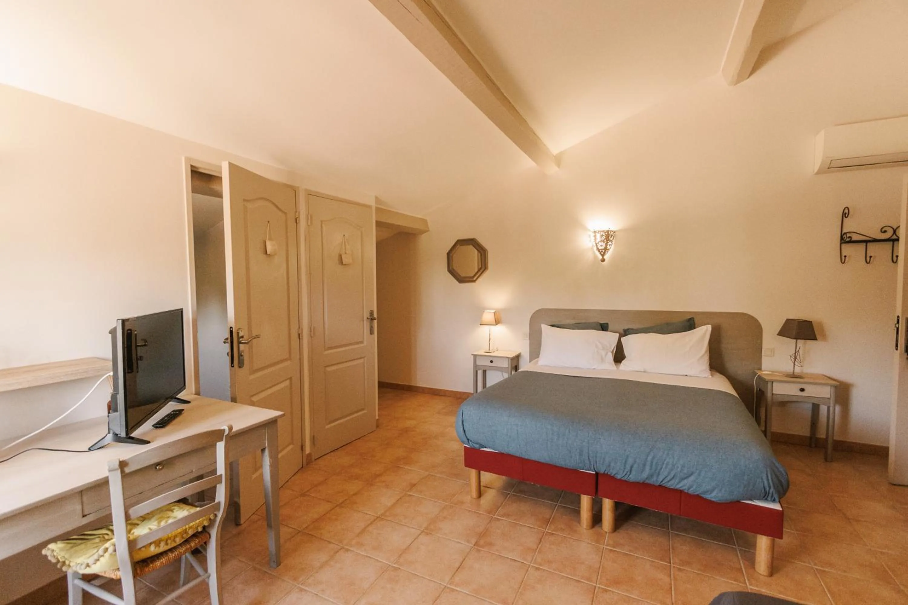 View (from property/room), Bed in Mas Saint-Ange