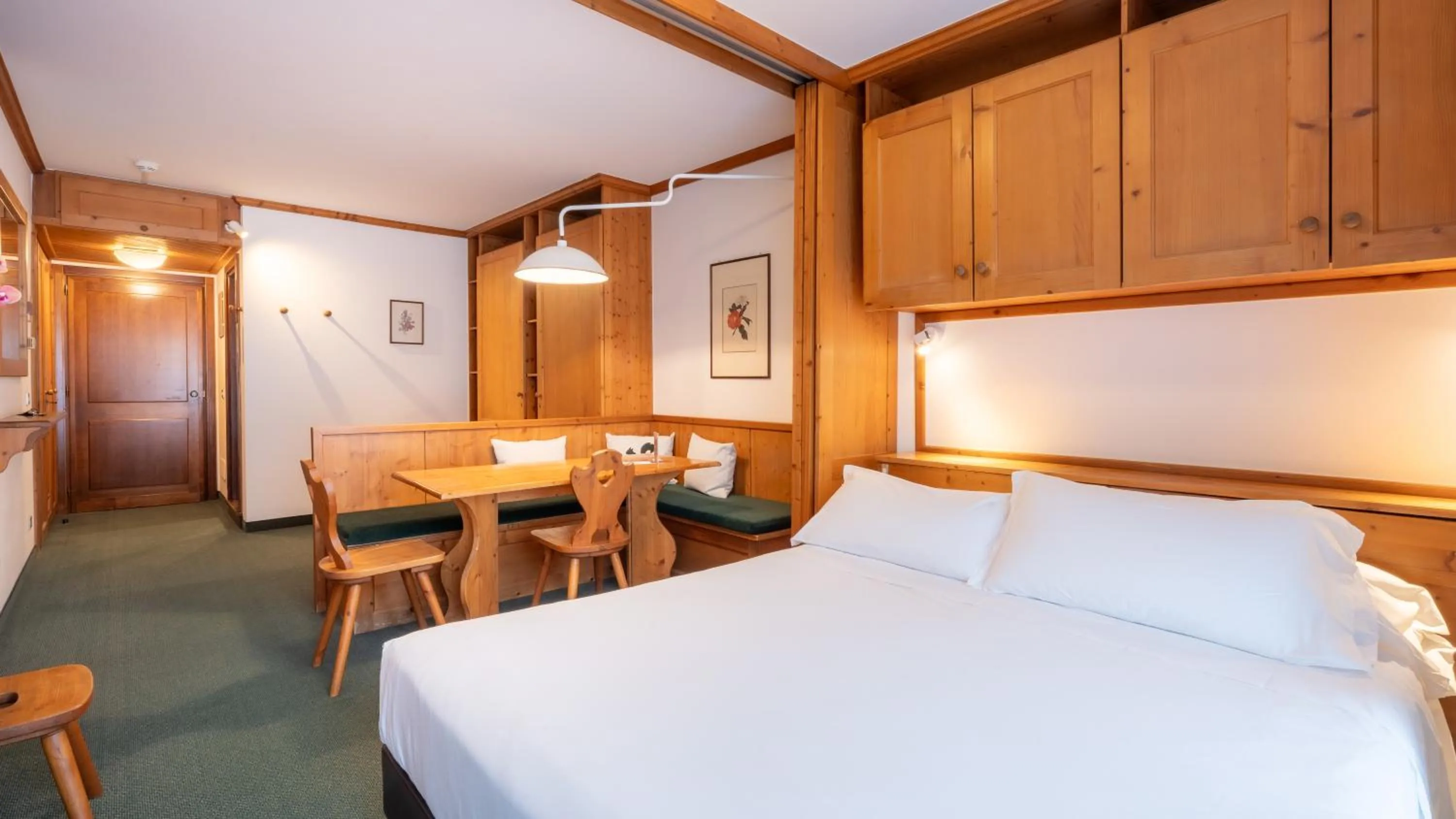 Bed in Hotel Cristallino d'Ampezzo