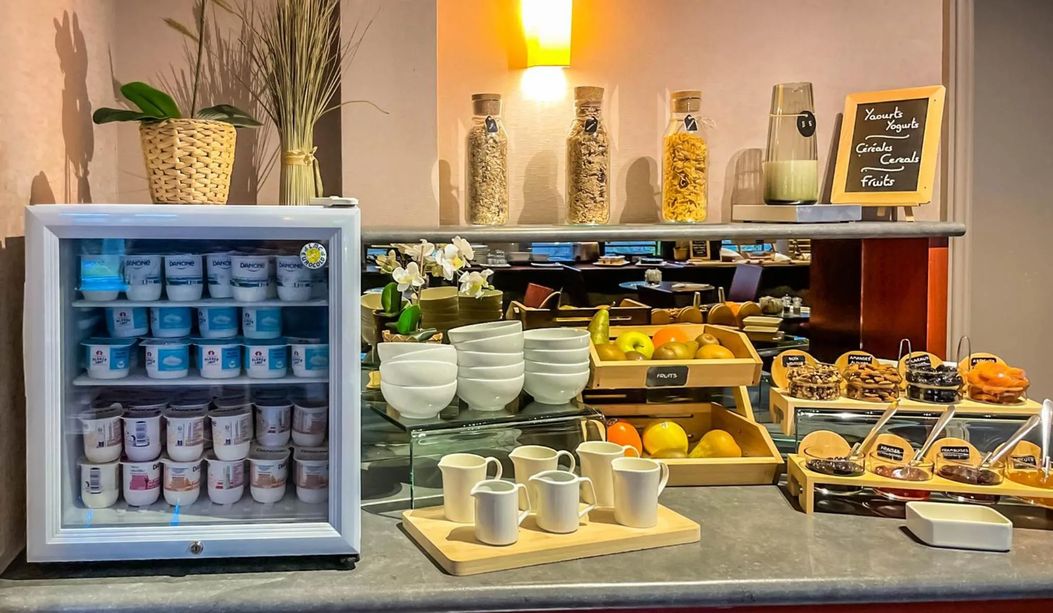 Buffet breakfast in Plessis Parc Hôtel