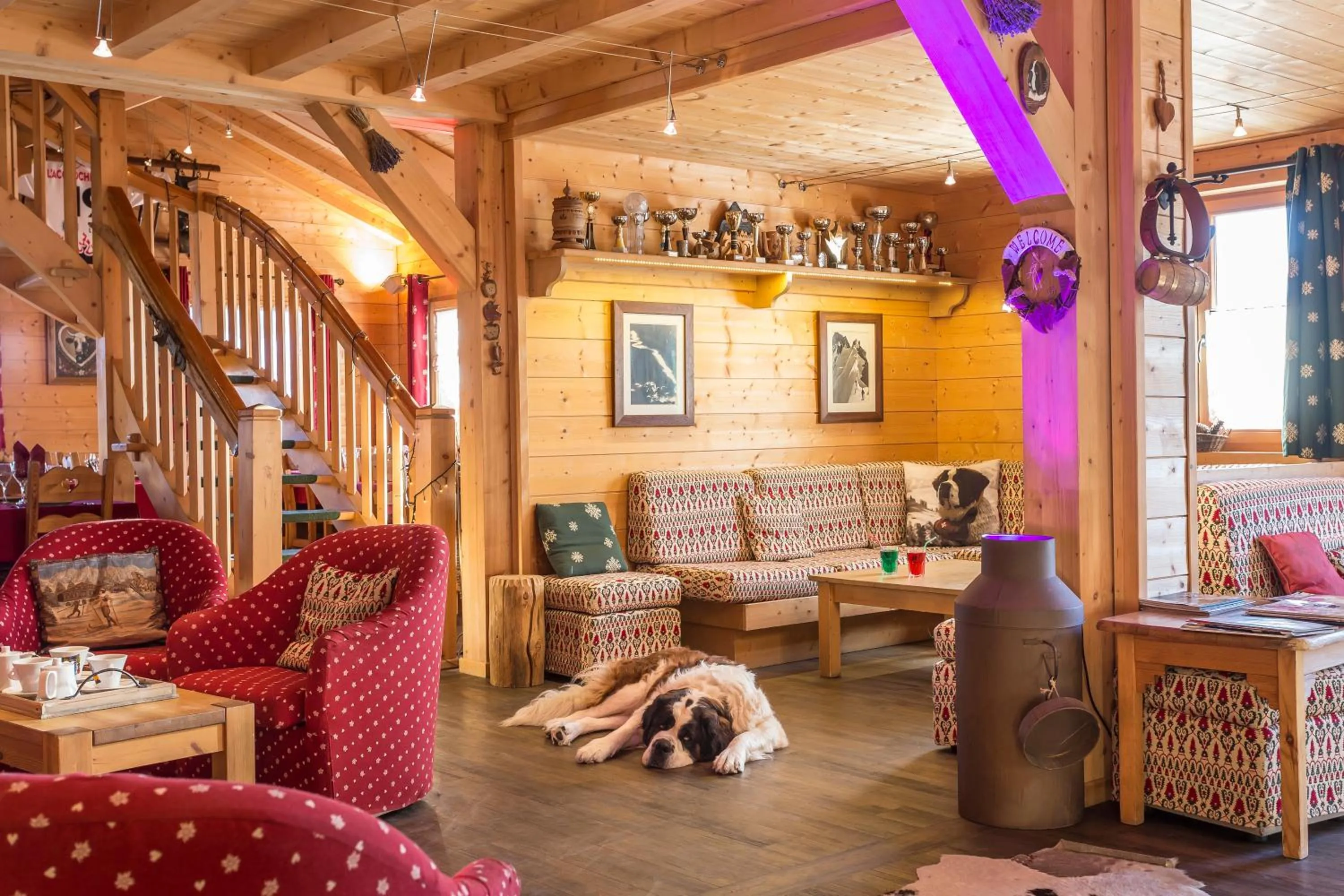 Communal lounge/ TV room in Hôtel L'Accroche Coeur