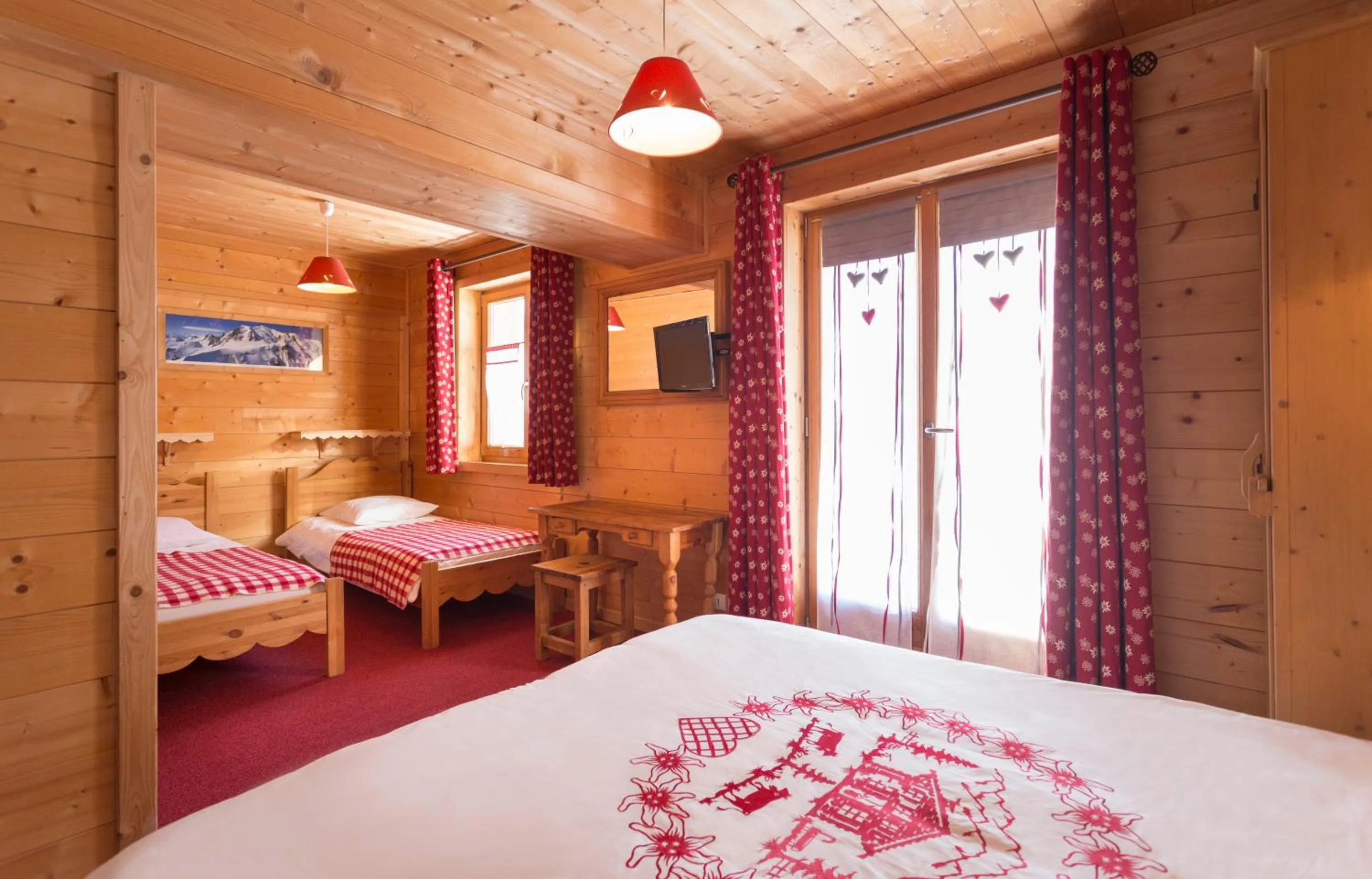 Bedroom, Bed in Hôtel L'Accroche Coeur