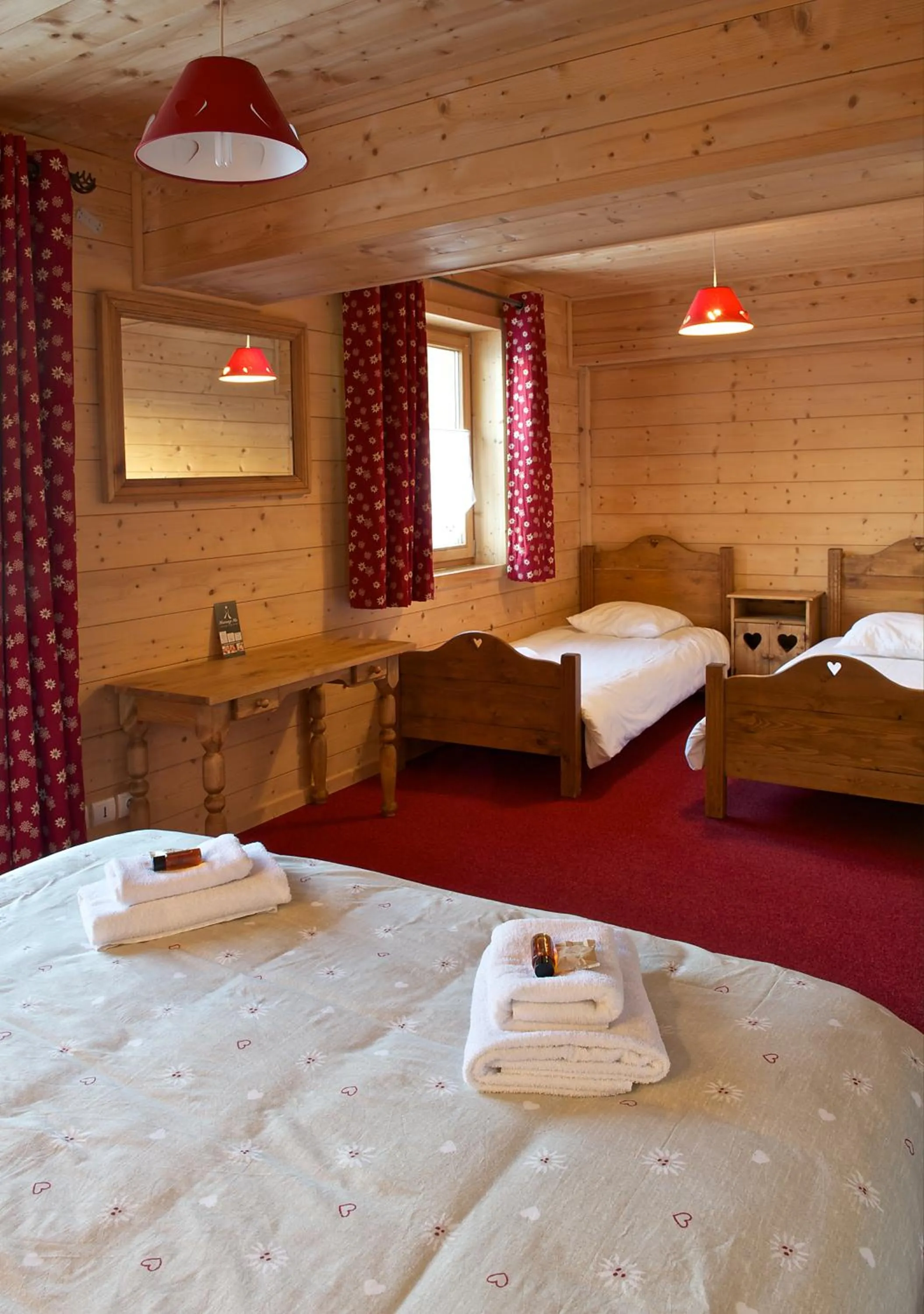 Photo of the whole room, Bed in Hôtel L'Accroche Coeur