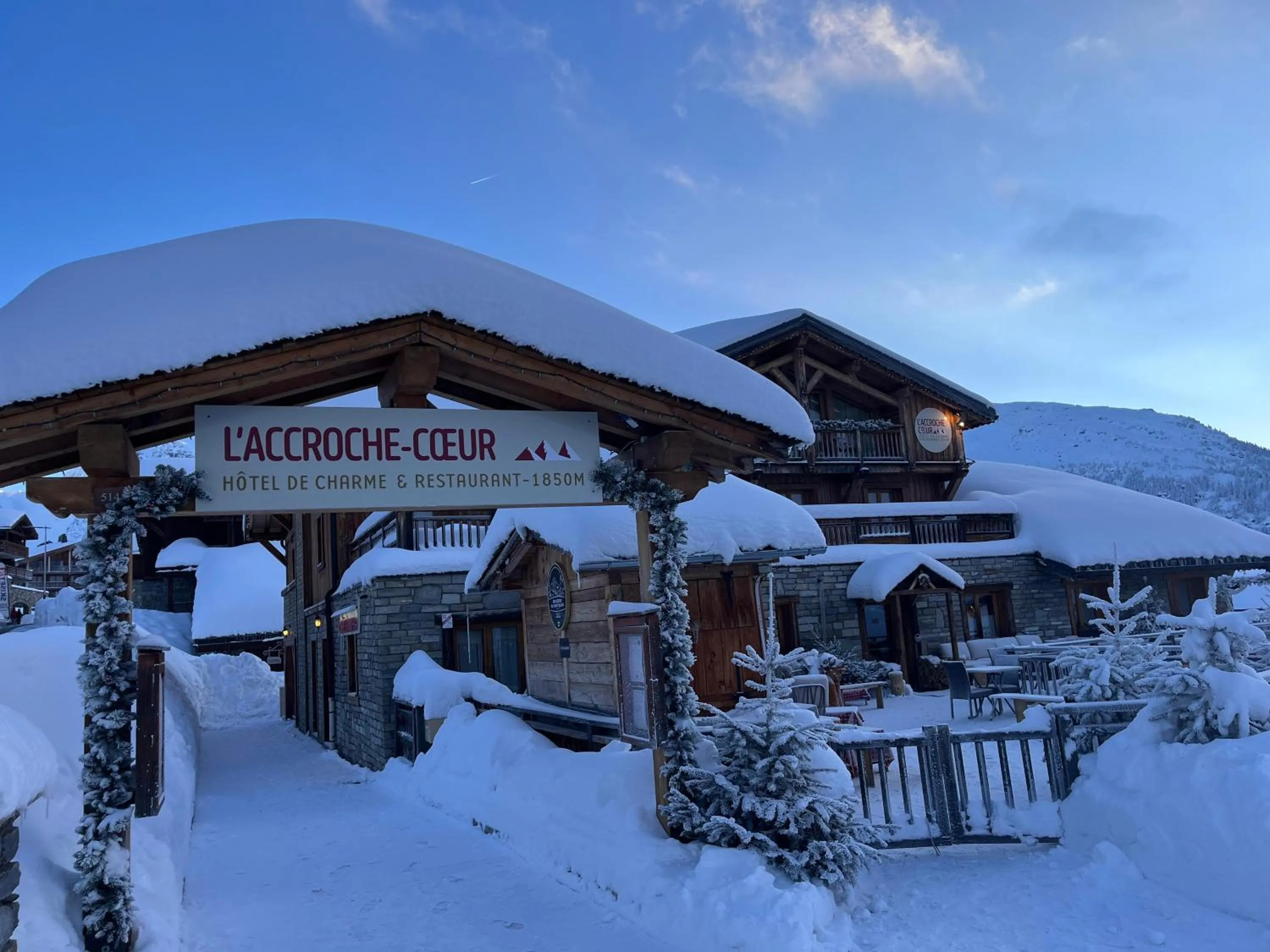 Property building in Hôtel L'Accroche Coeur