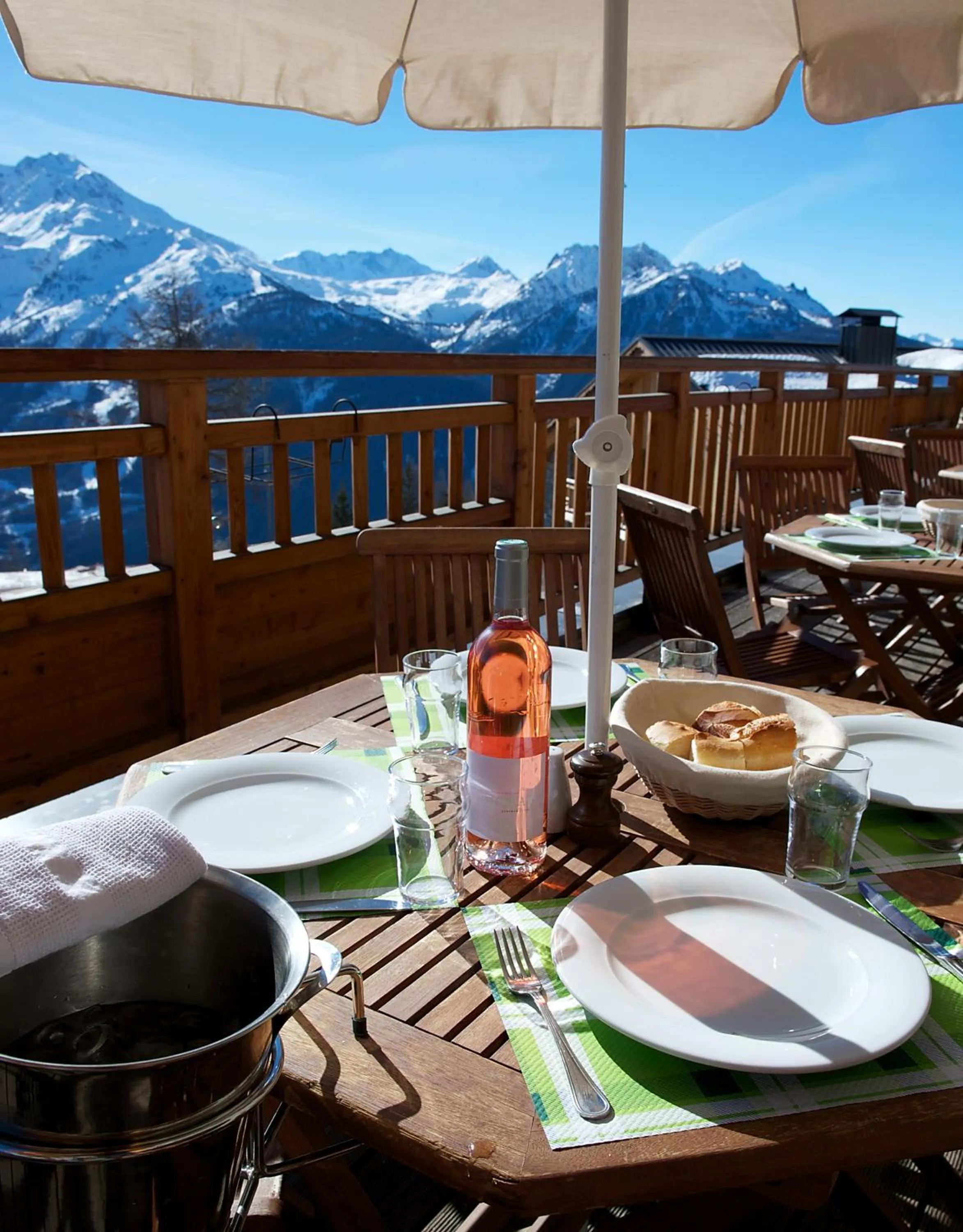 Restaurant/places to eat in Hôtel L'Accroche Coeur