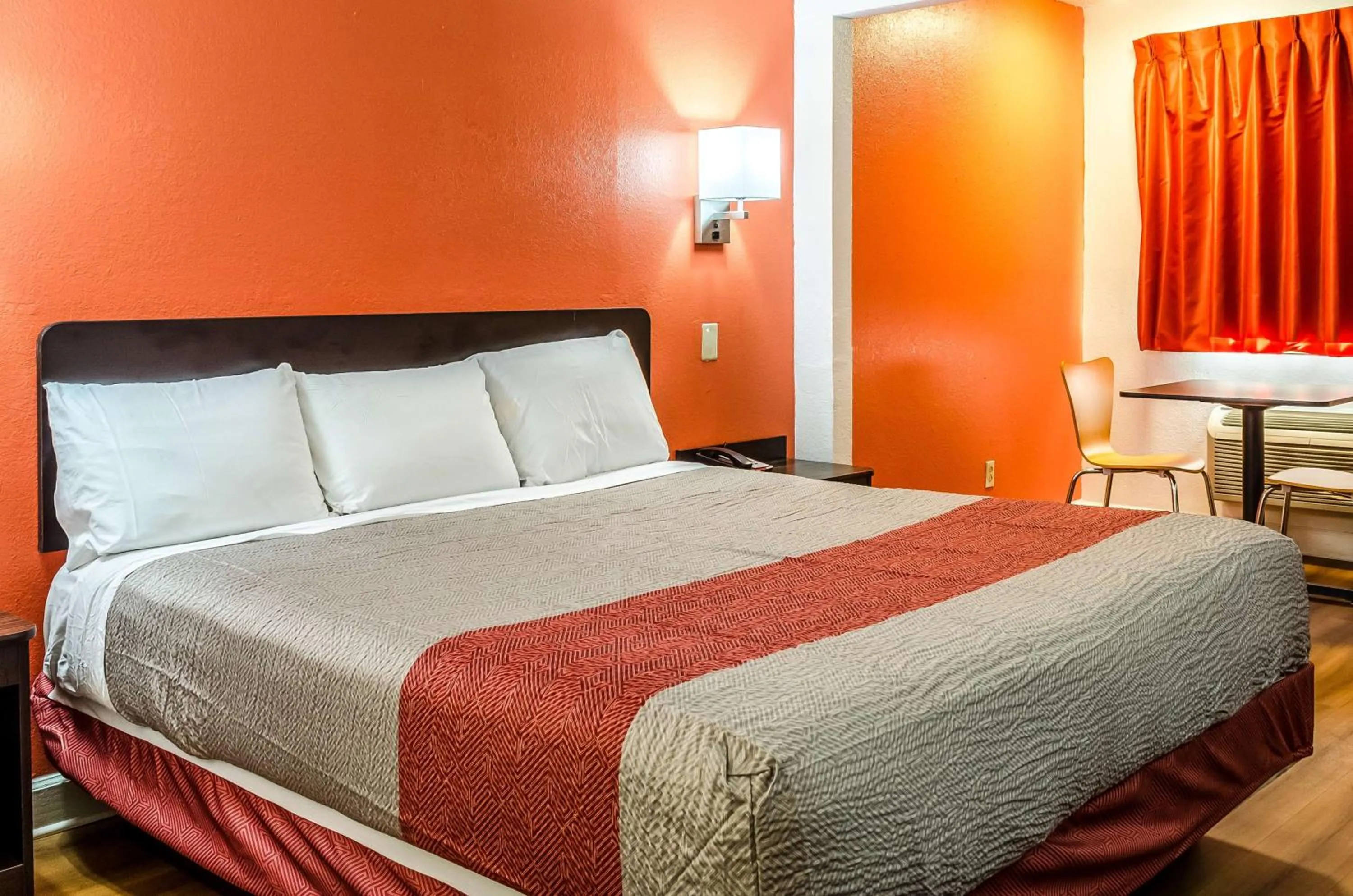 Photo of the whole room, Bed in Motel 6-Saraland, AL