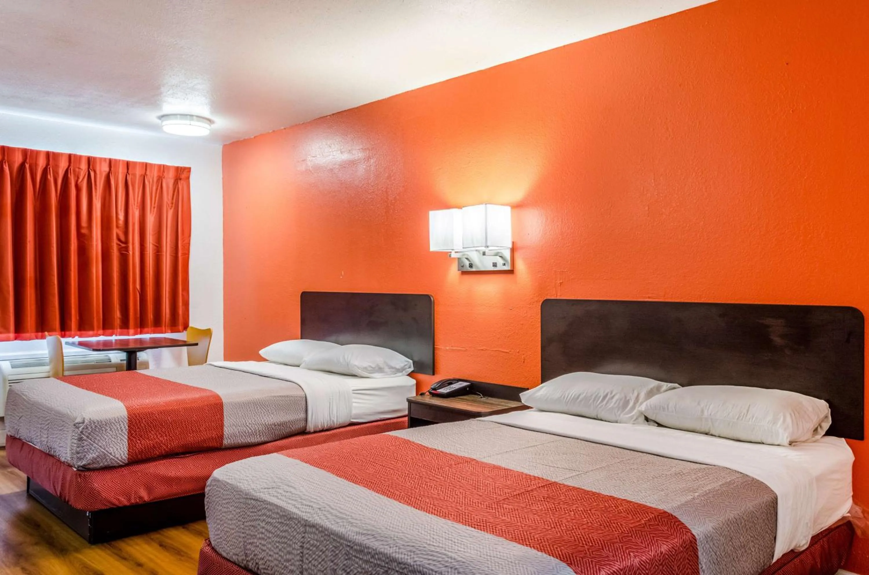 Photo of the whole room, Bed in Motel 6-Saraland, AL