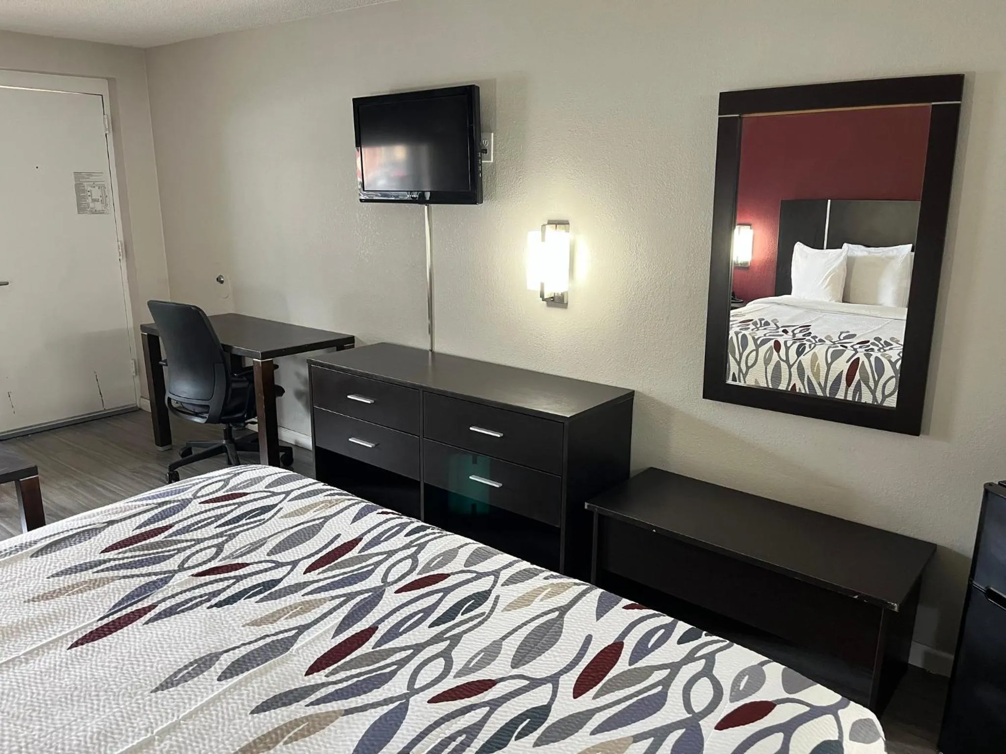 Bedroom, Bed in Red Roof Inn Rockingham