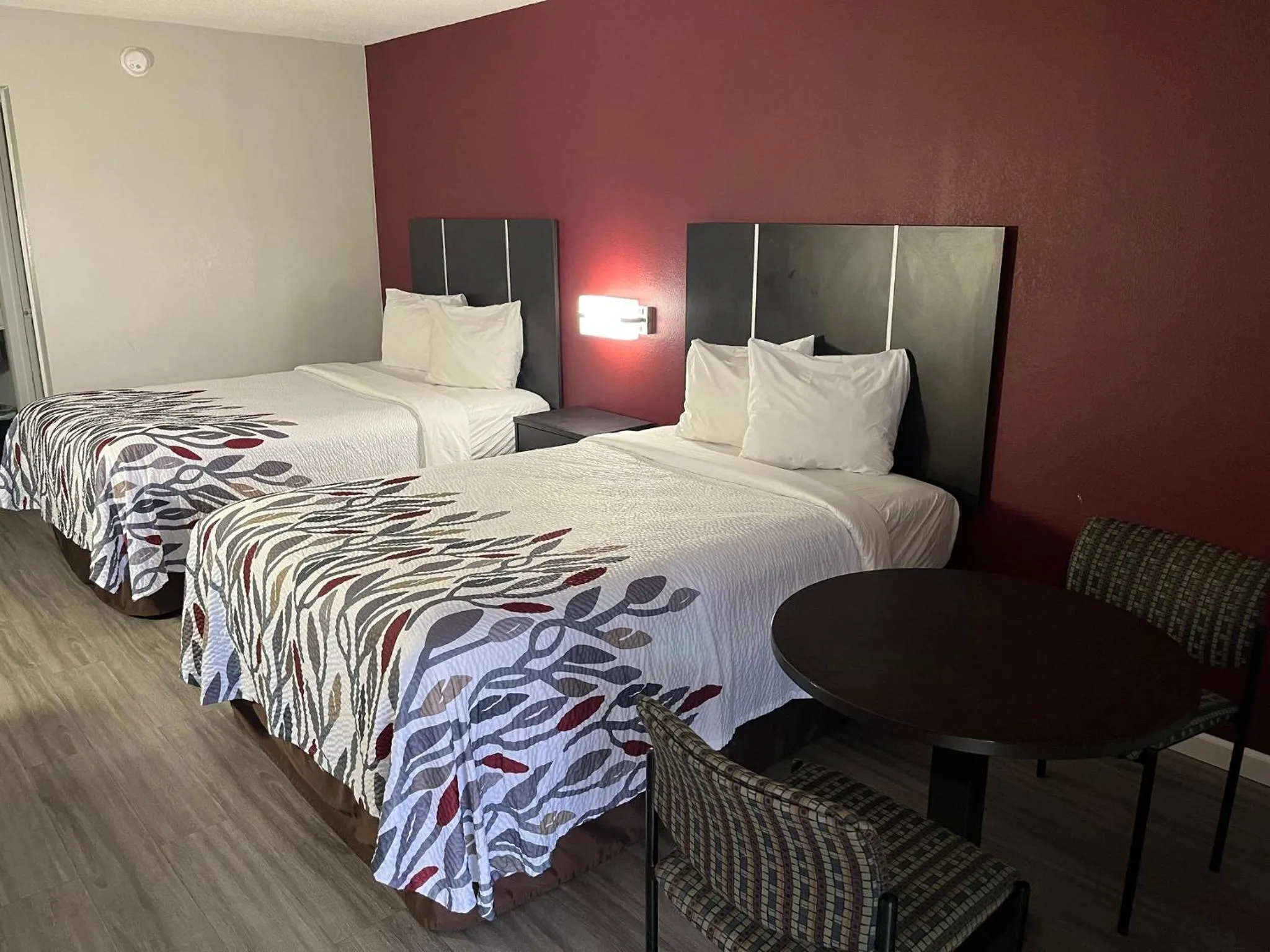 Bedroom, Bed in Red Roof Inn Rockingham