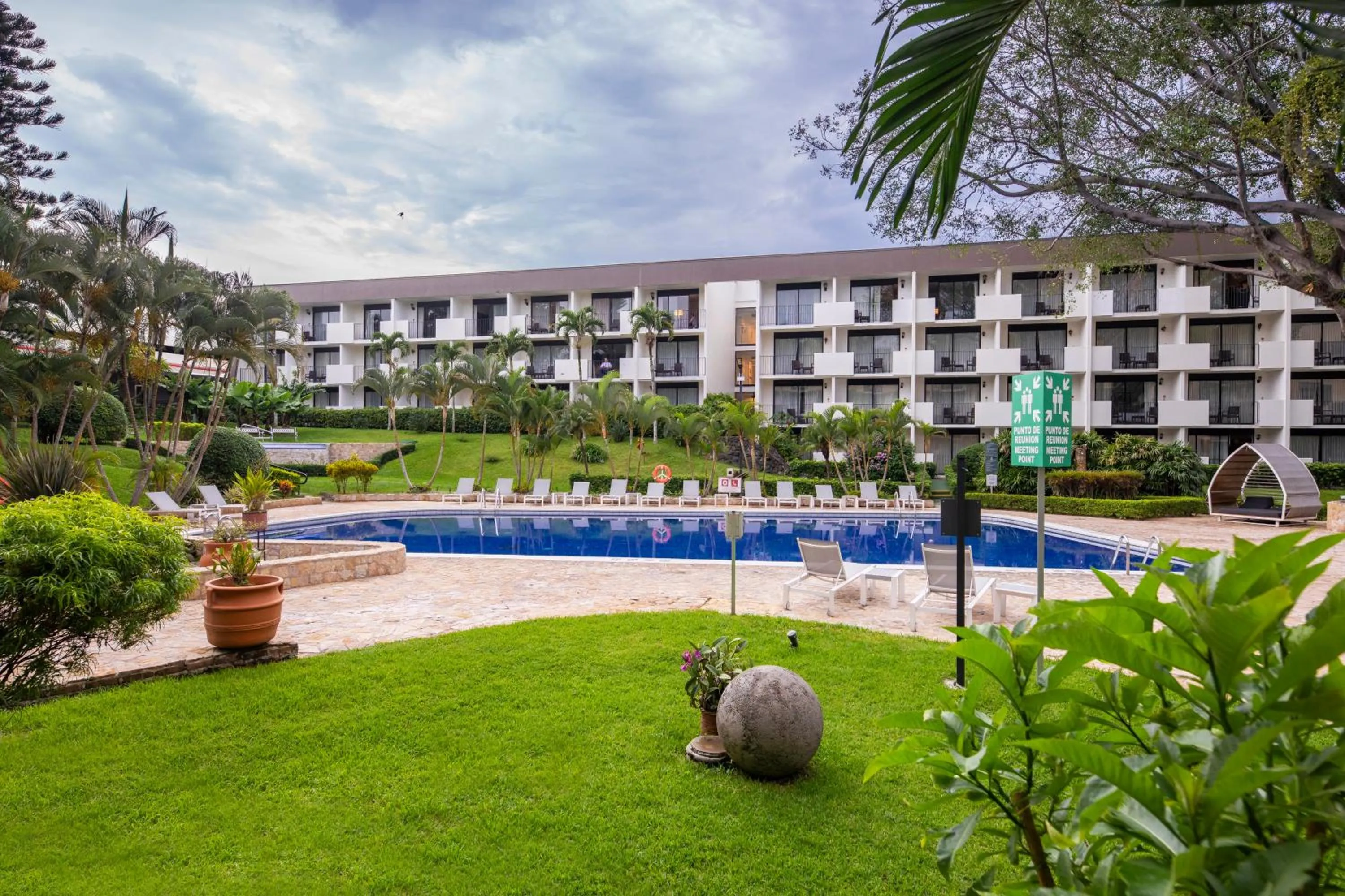 Property building in Irazú Hotel & Studios