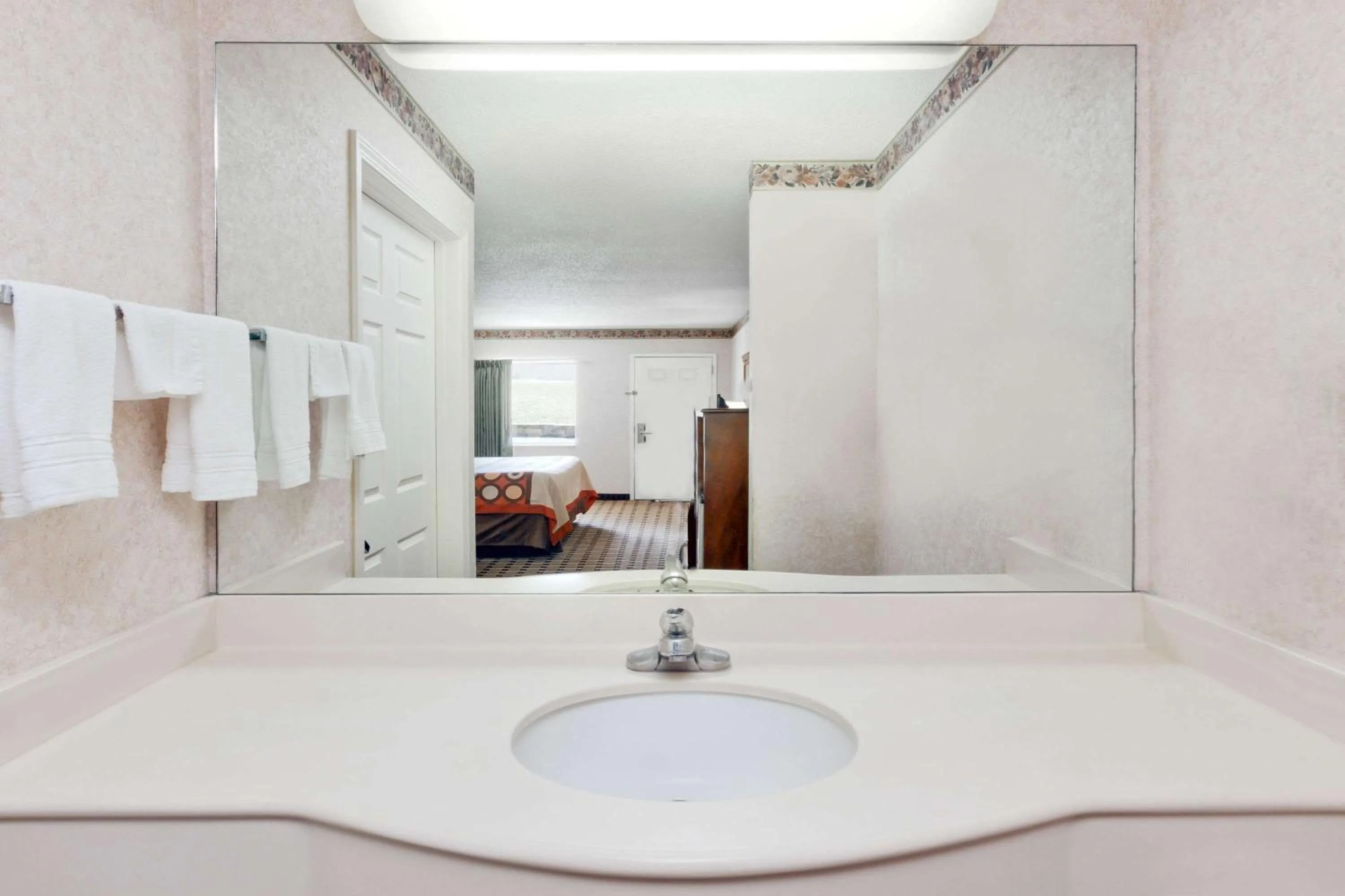 Queen Room with Two Queen Beds - Smoking in Super 8 by Wyndham Ft. Oglethorpe GA/Chatt TN Area