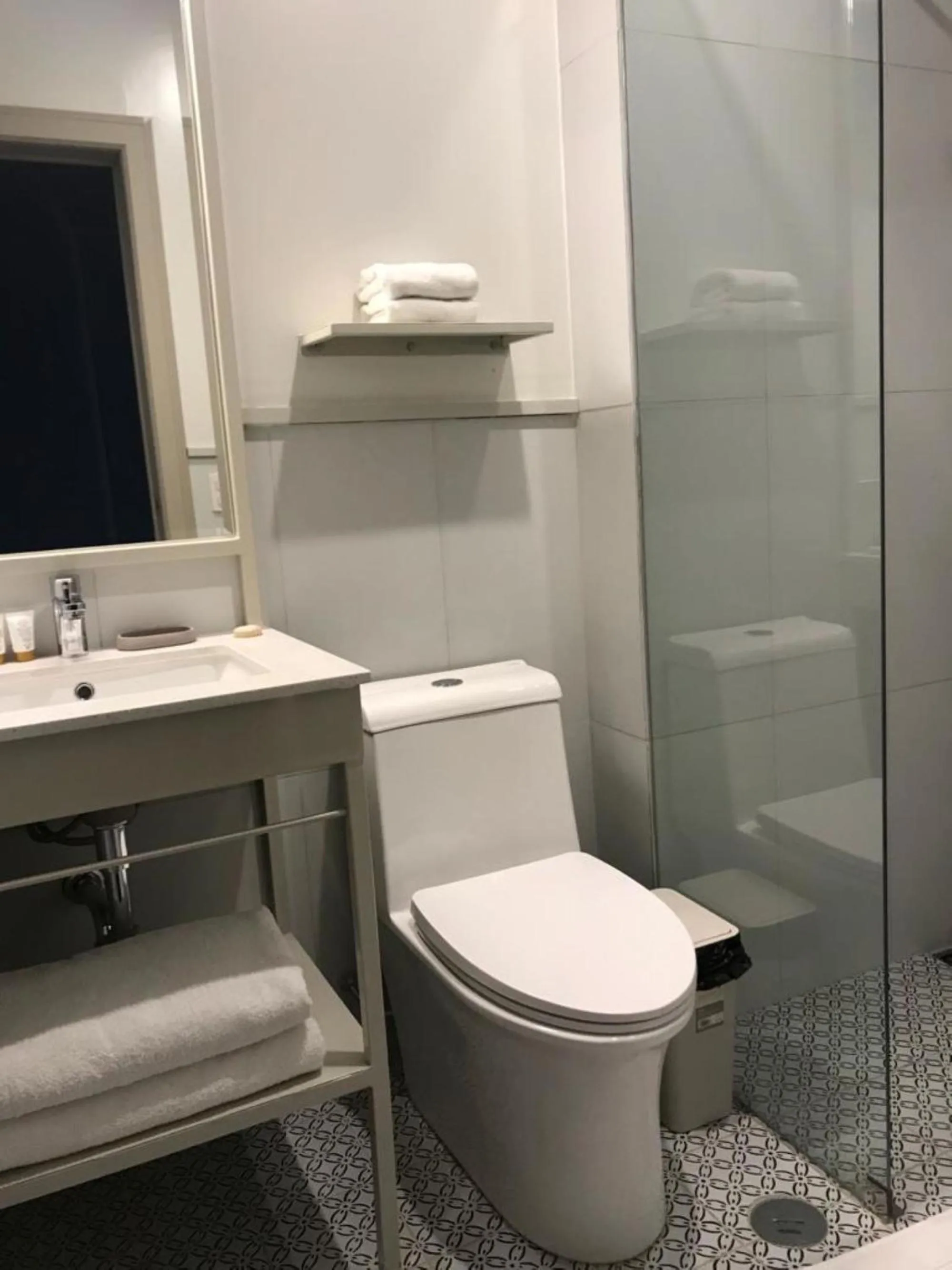 Bathroom in Plaza Central