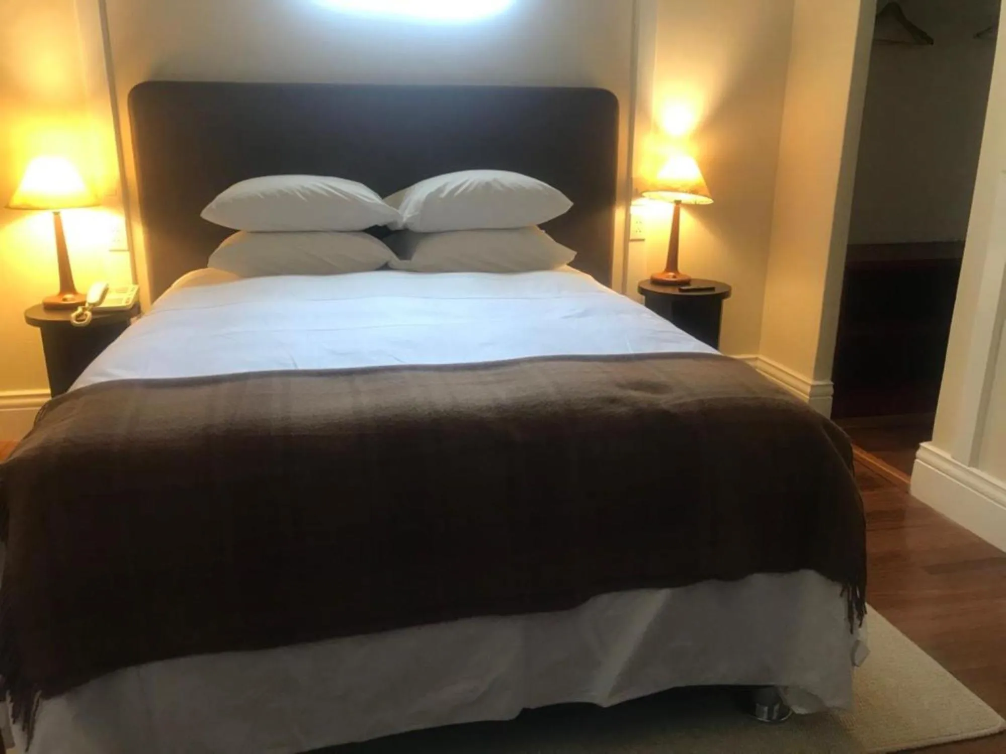 Bedroom, Bed in Plaza Central