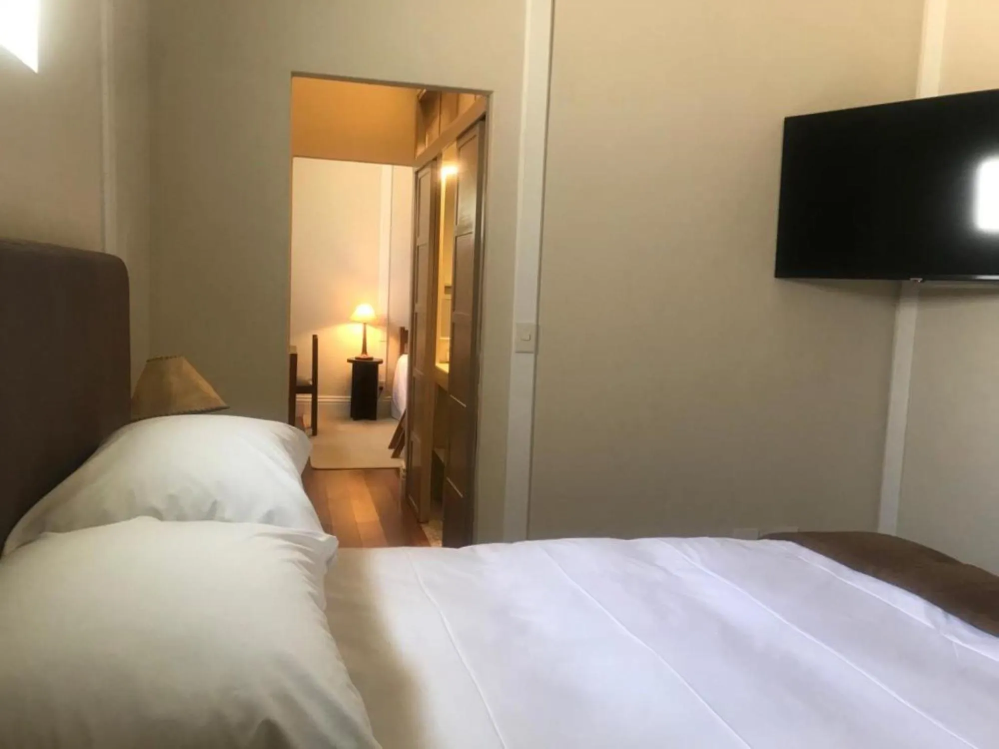 Photo of the whole room, Bed in Plaza Central