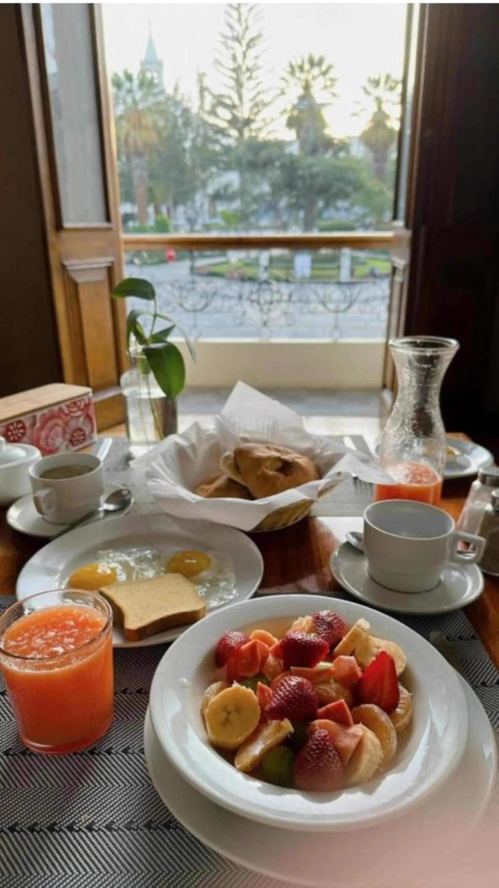 Breakfast in Plaza Central