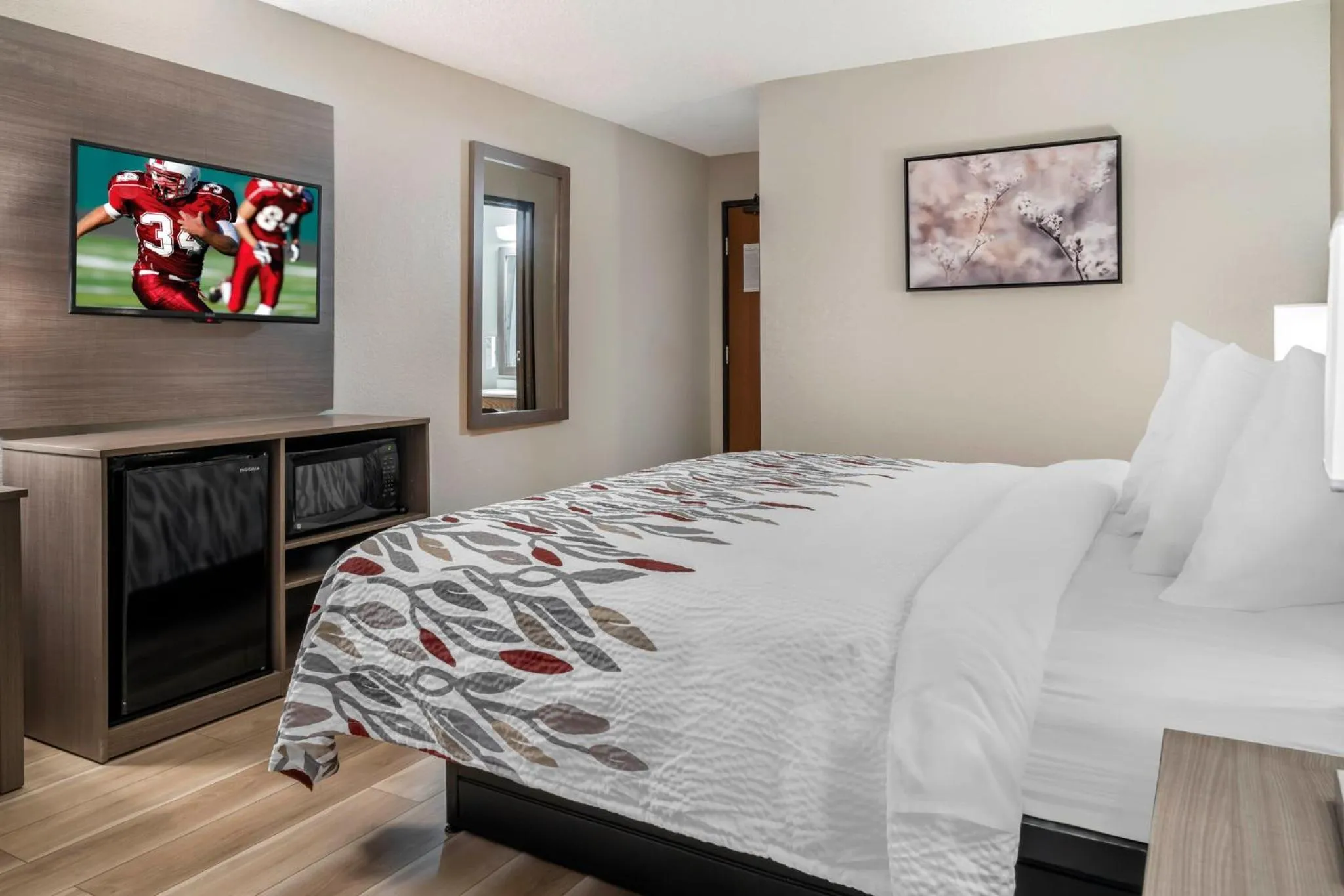 Photo of the whole room, Bed in Red Roof Inn Queensbury