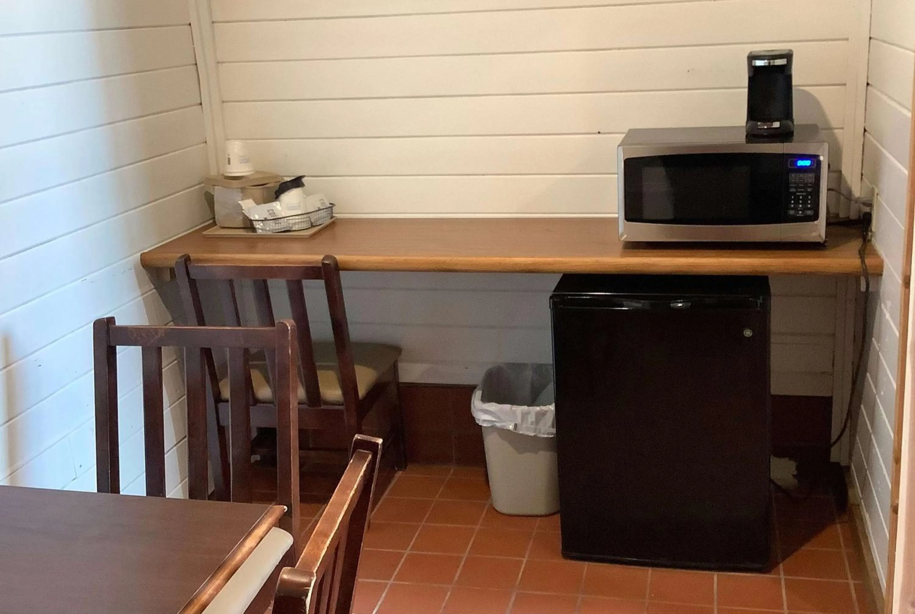 Photo of the whole room in Super 8 by Wyndham Queensbury Glens Falls