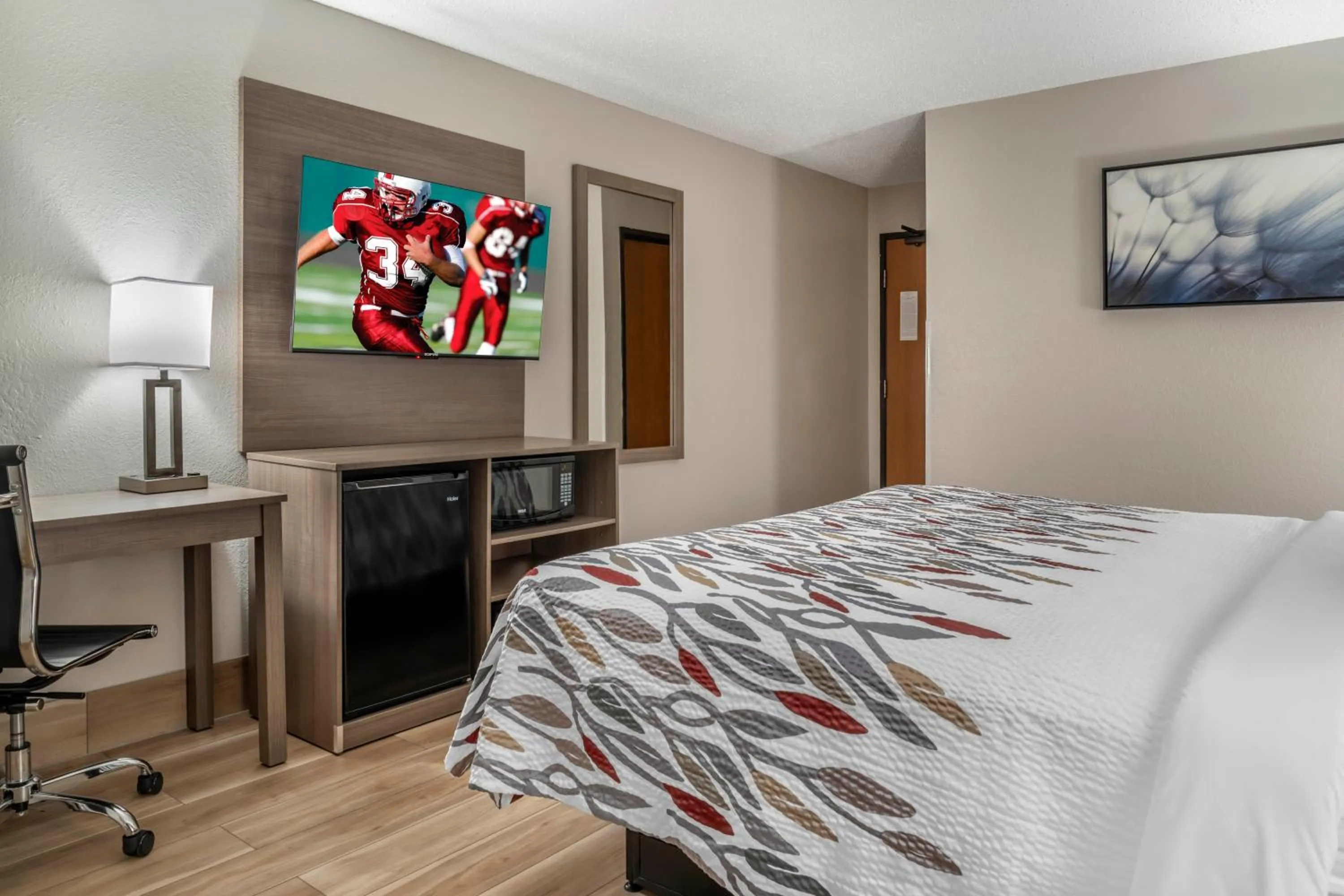 Bed in Red Roof Inn Queensbury