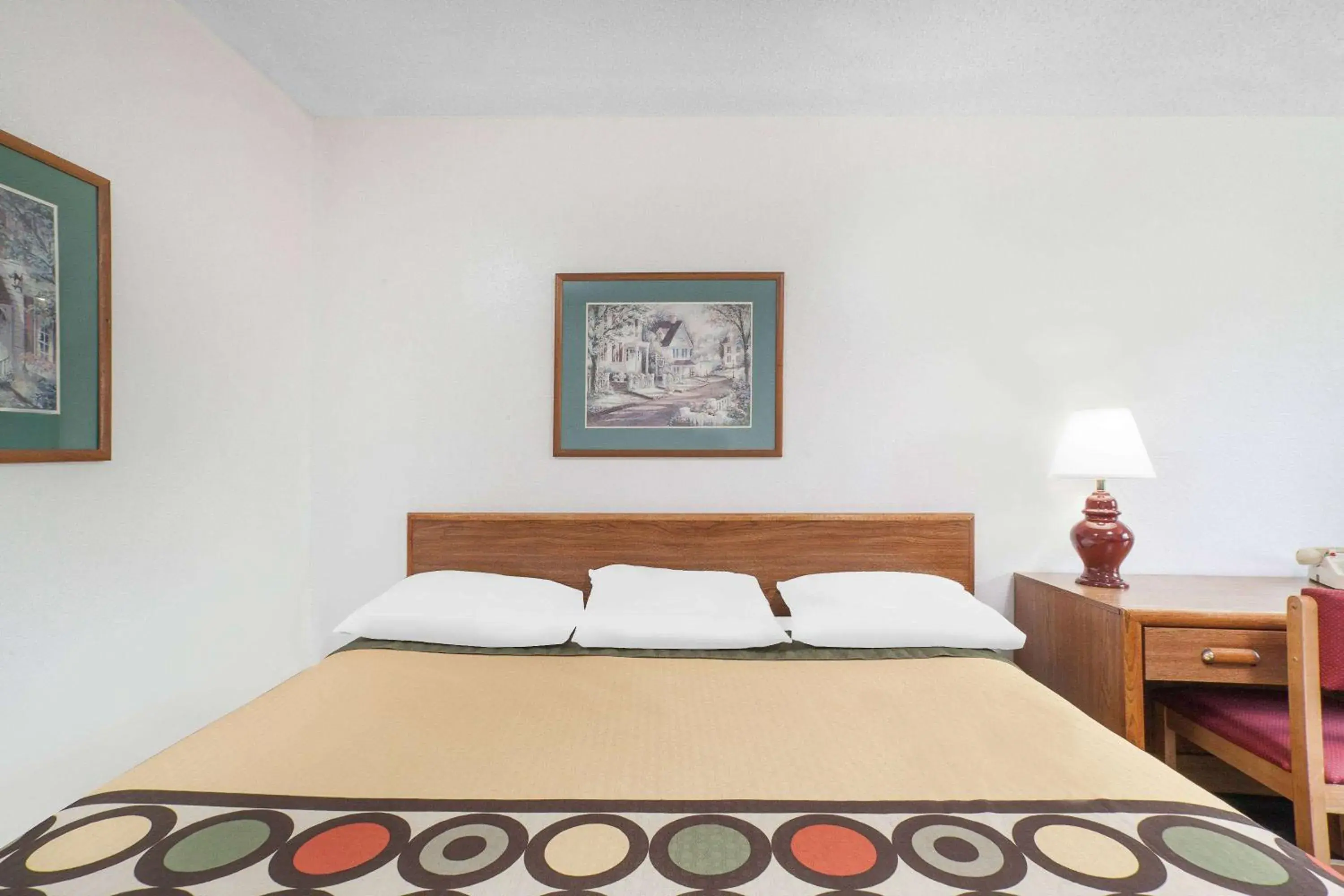 King Room - Non-Smoking in Super 8 by Wyndham Queensbury Glens Falls King Room - Non-Smoking in Super 8 by Wyndham Queensbury Glens Falls