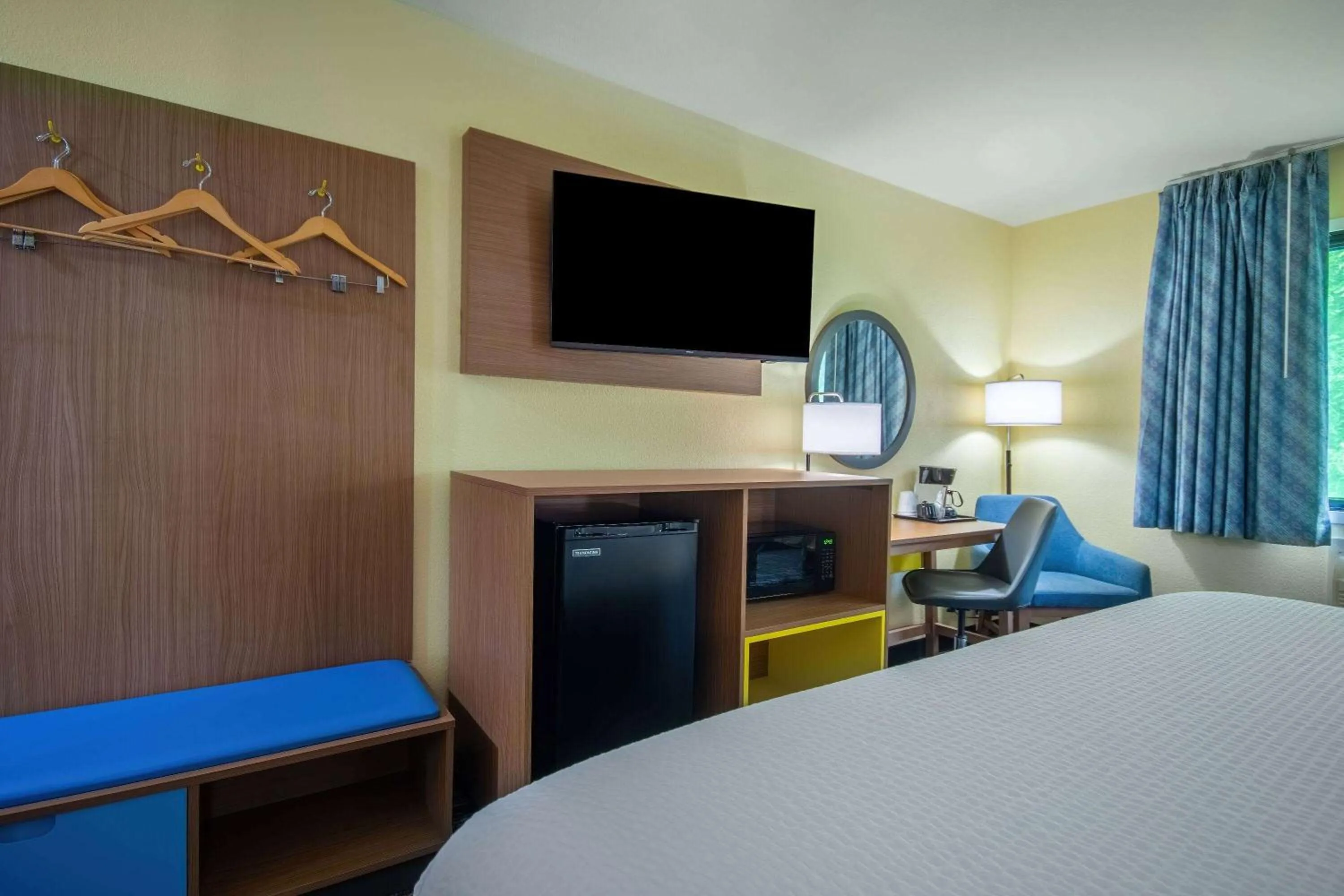 Photo of the whole room, Bed in Days Inn & Suites by Wyndham Waterloo