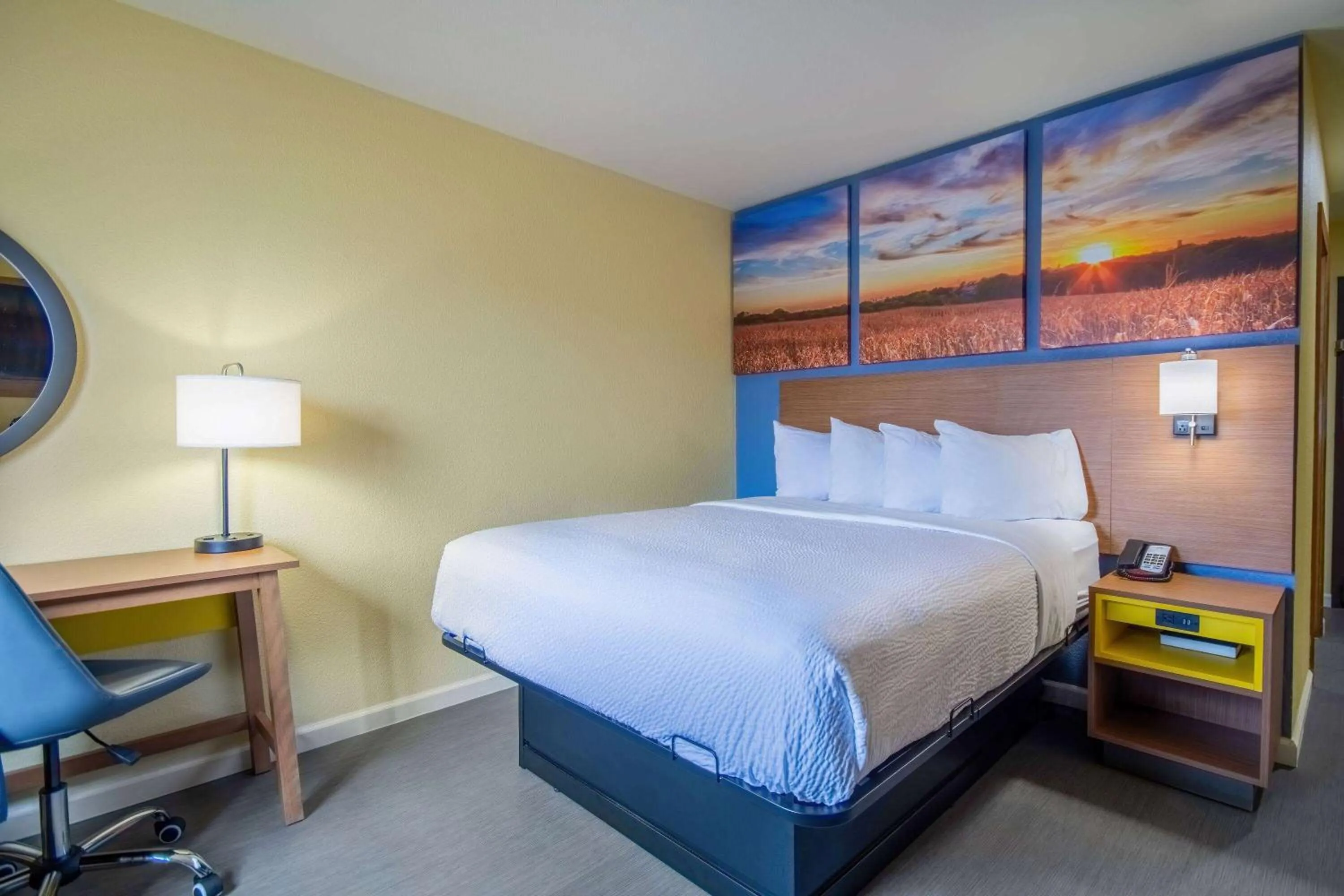 Photo of the whole room, Bed in Days Inn & Suites by Wyndham Waterloo