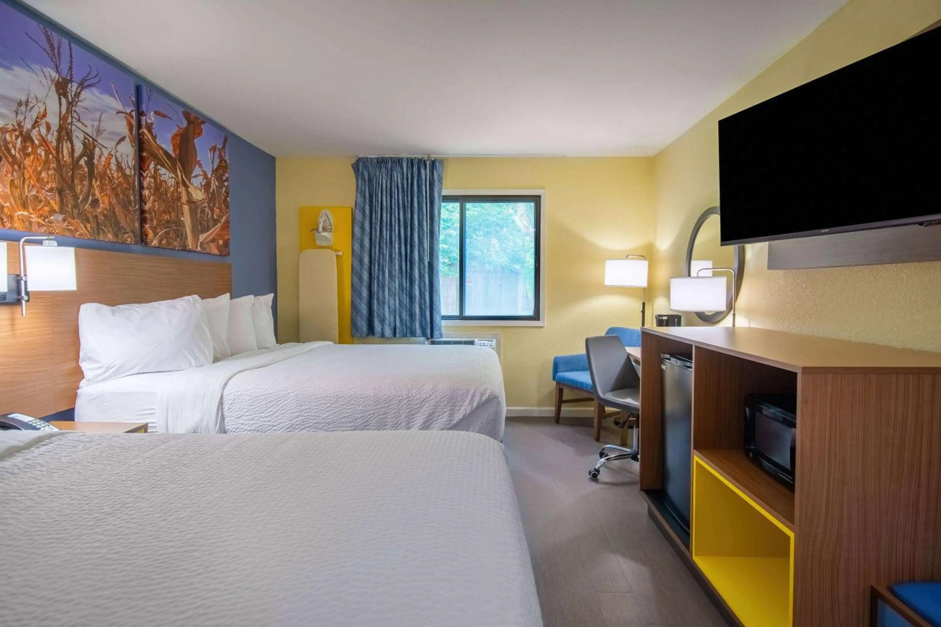Photo of the whole room, Bed in Days Inn & Suites by Wyndham Waterloo