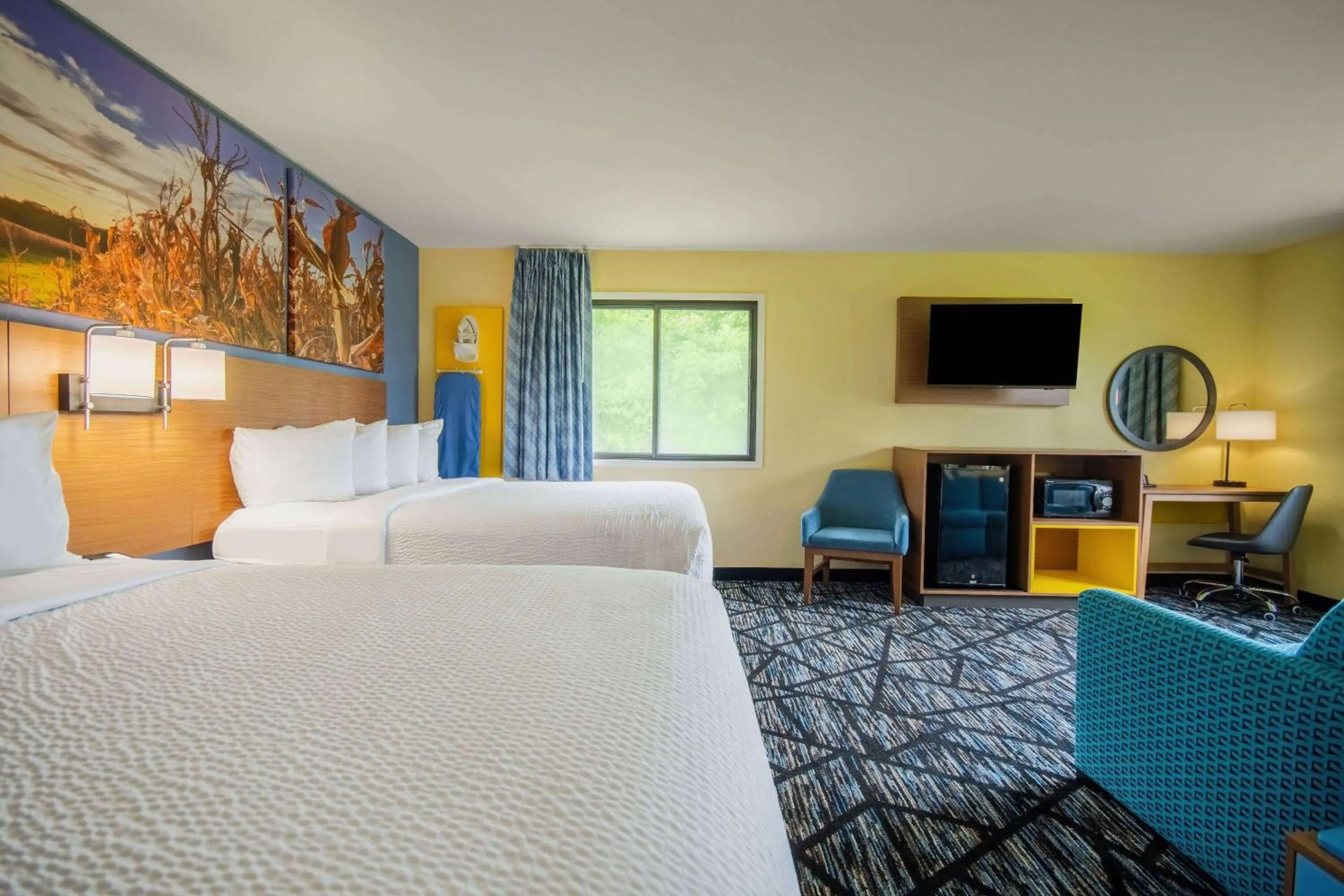 Photo of the whole room, Bed in Days Inn & Suites by Wyndham Waterloo