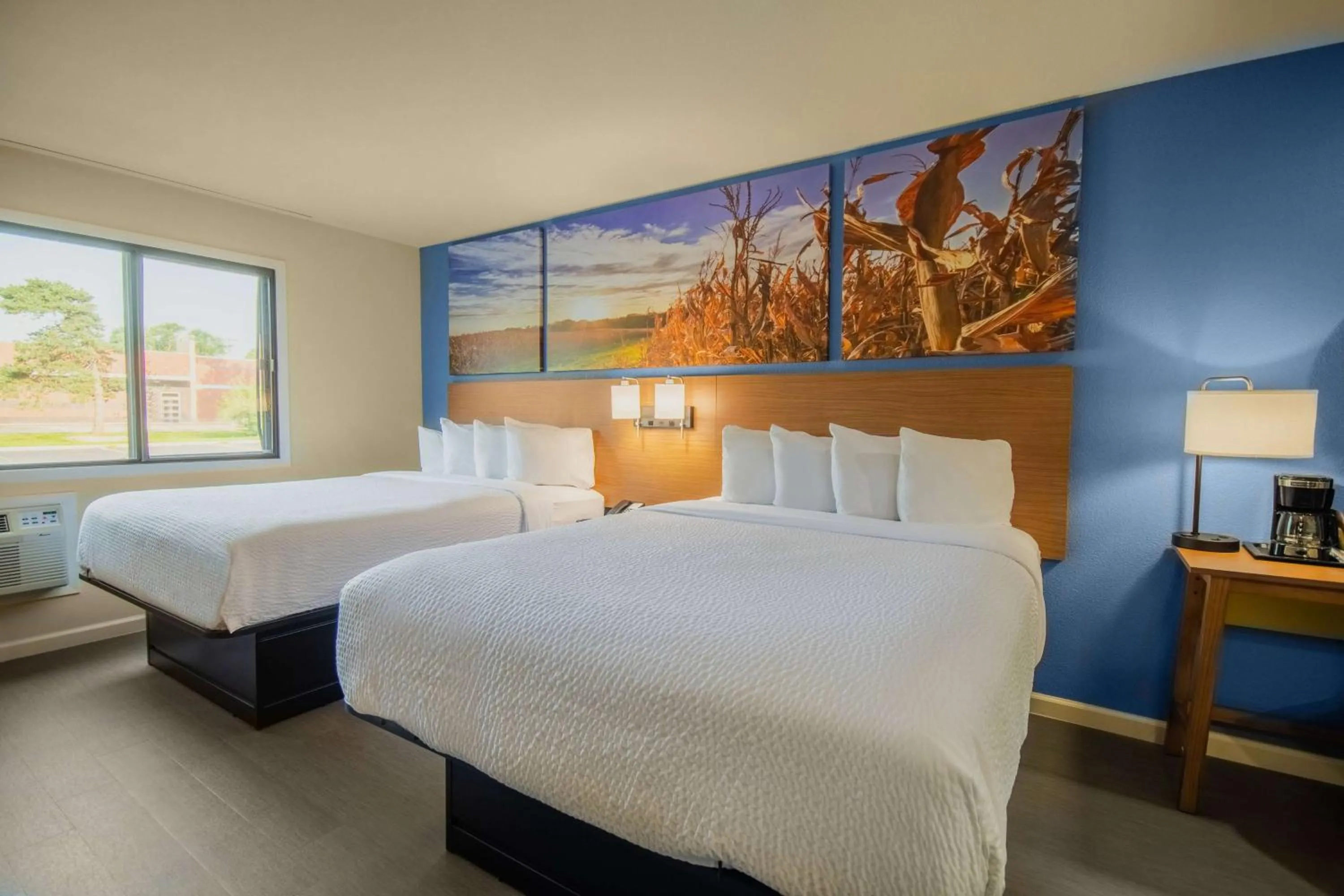 Photo of the whole room, Bed in Days Inn & Suites by Wyndham Waterloo