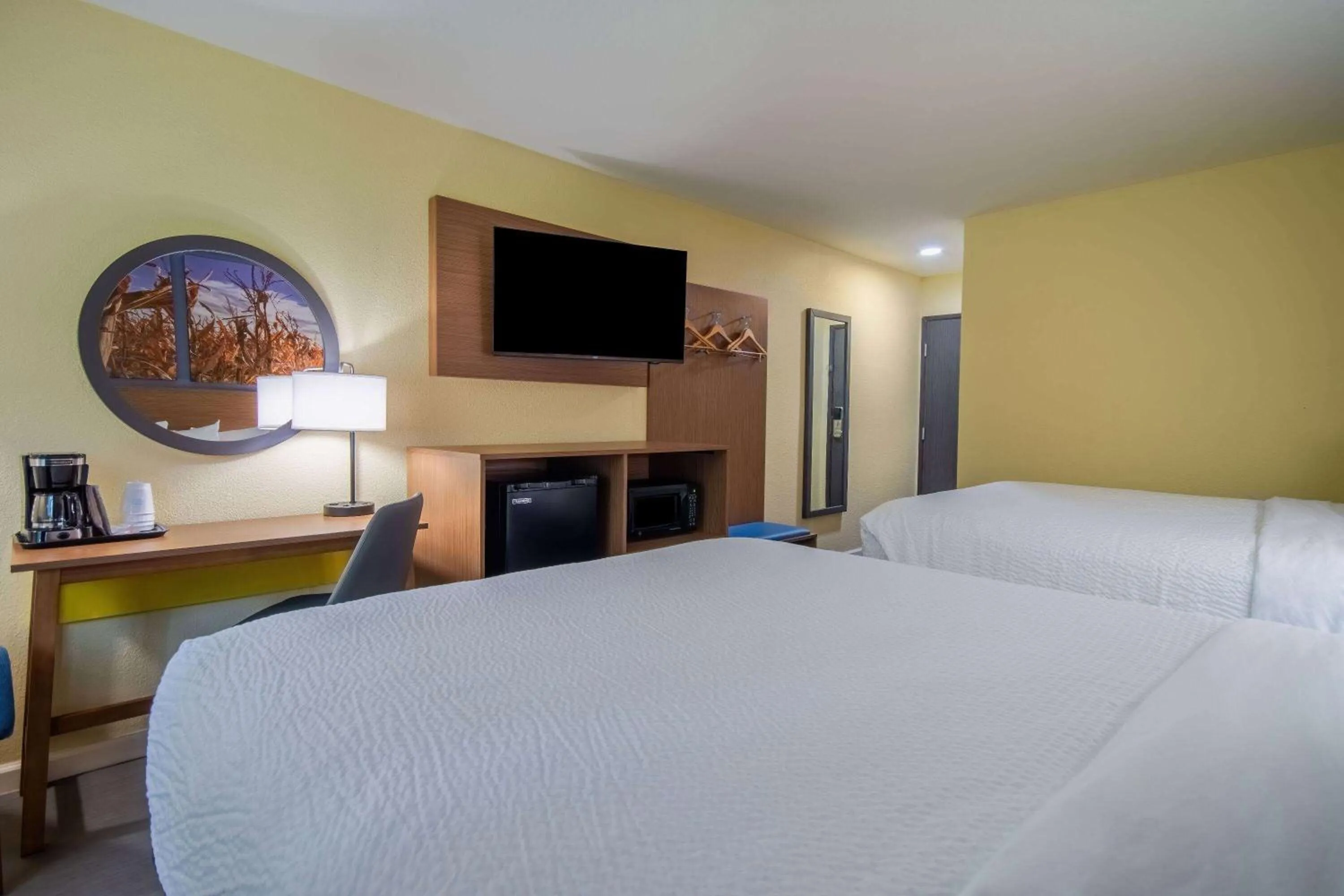 Photo of the whole room, Bed in Days Inn & Suites by Wyndham Waterloo