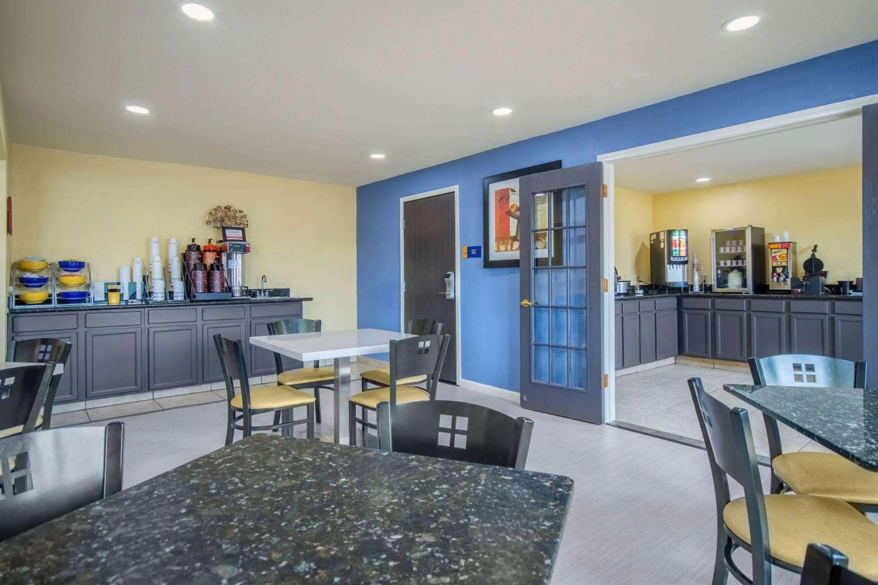 Restaurant/places to eat in Days Inn & Suites by Wyndham Waterloo