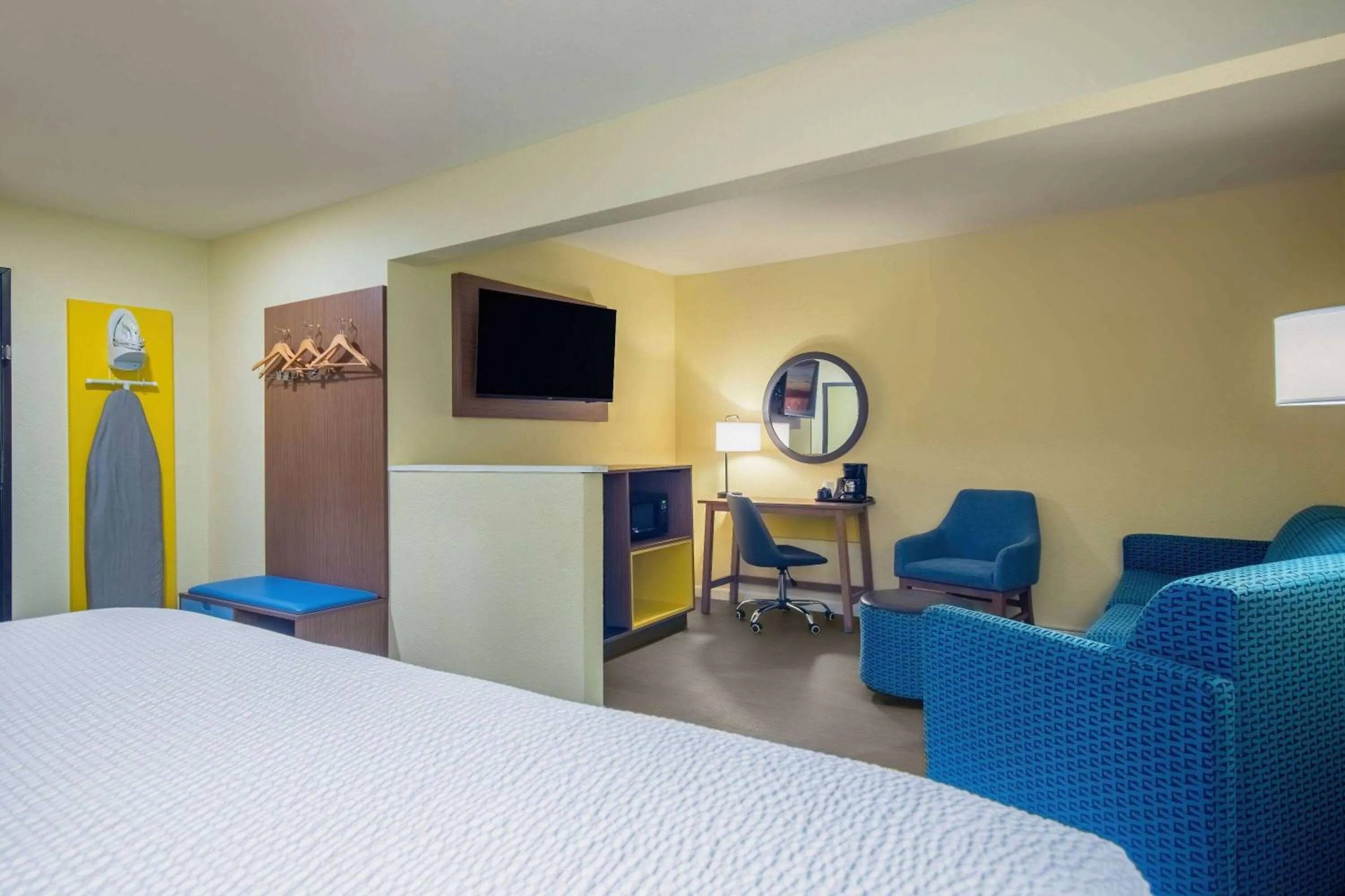 Photo of the whole room, Bed in Days Inn & Suites by Wyndham Waterloo