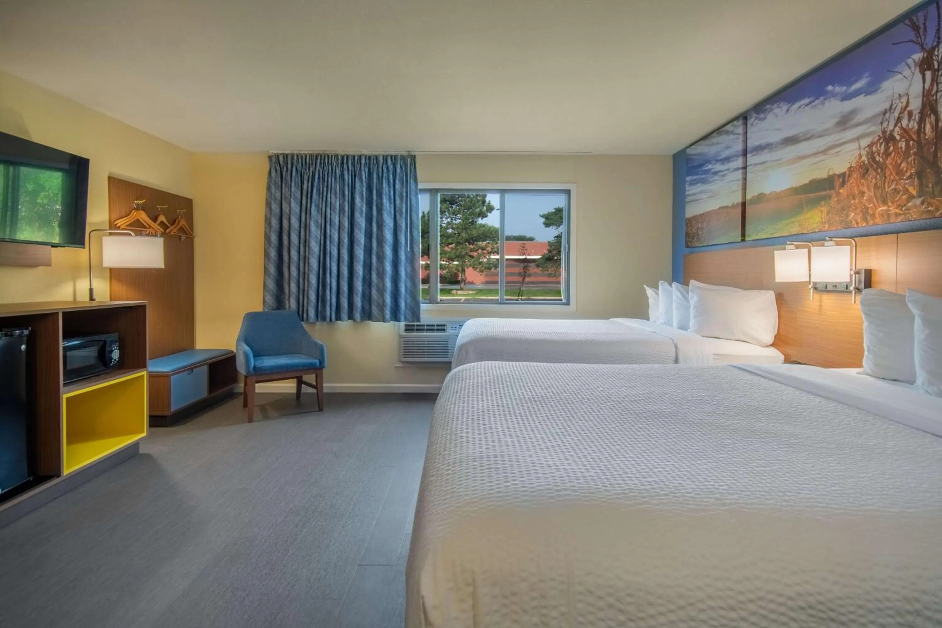 Photo of the whole room, Bed in Days Inn & Suites by Wyndham Waterloo