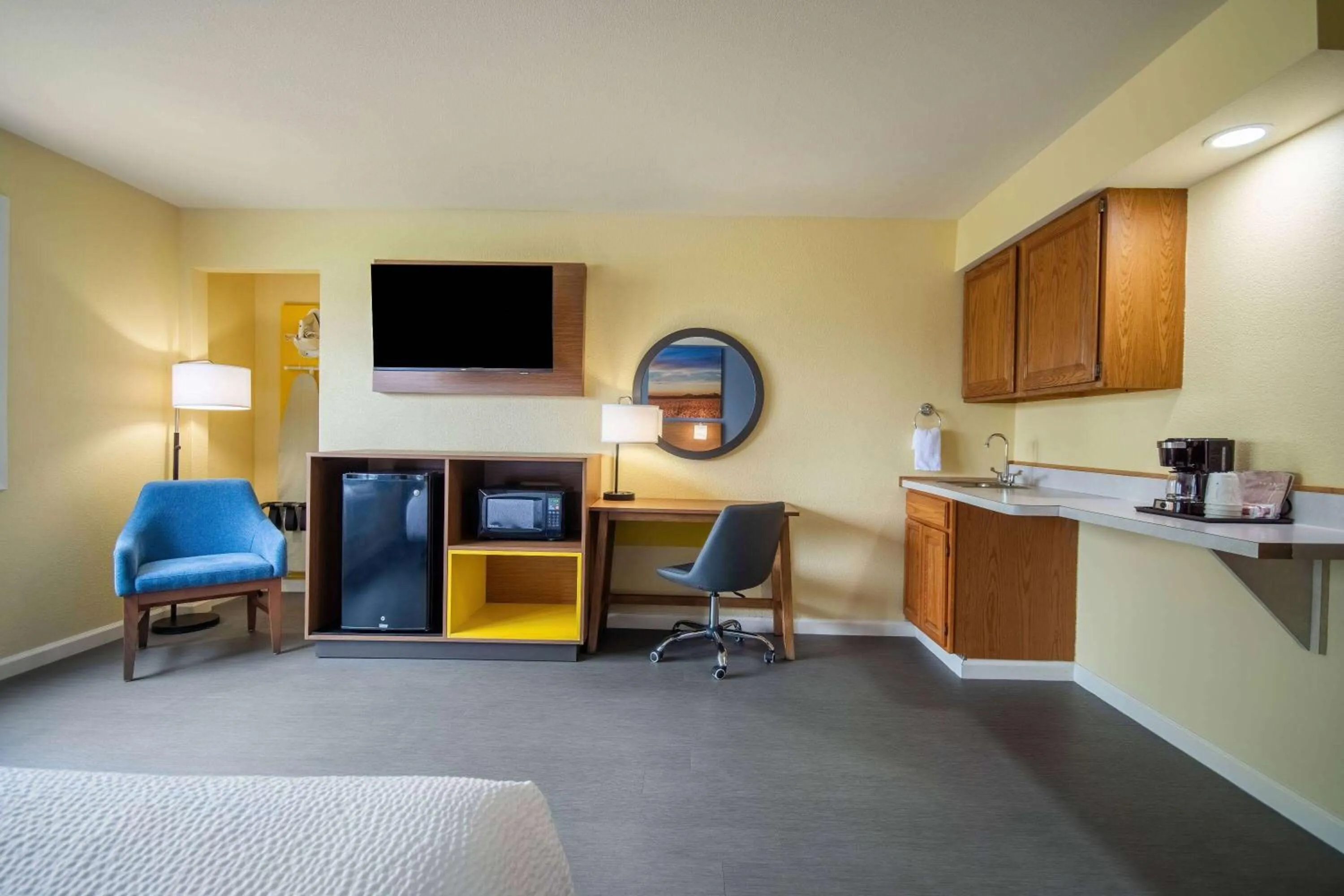 Photo of the whole room in Days Inn & Suites by Wyndham Waterloo