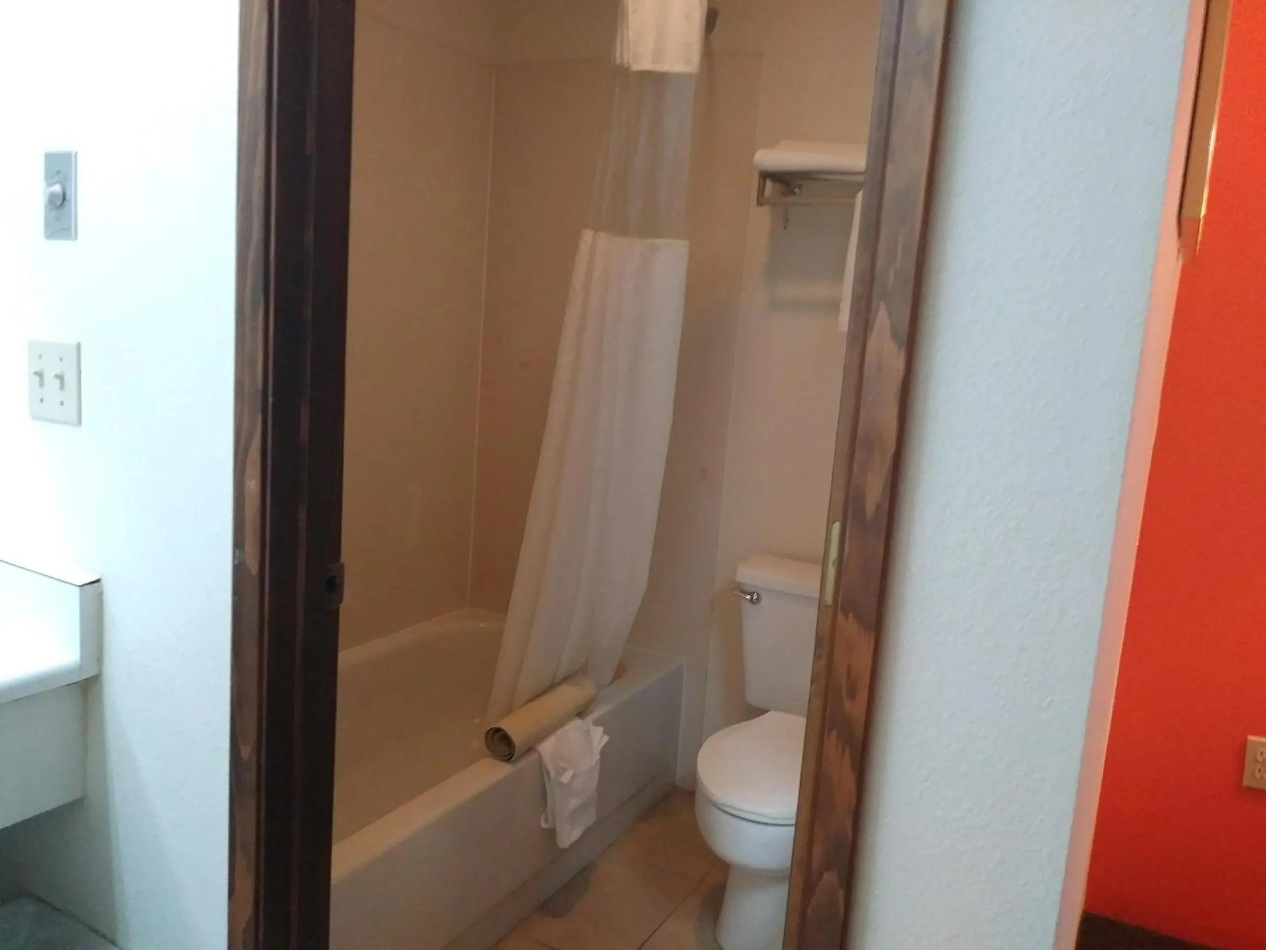 Toilet in Howard Johnson by Wyndham Roseburg