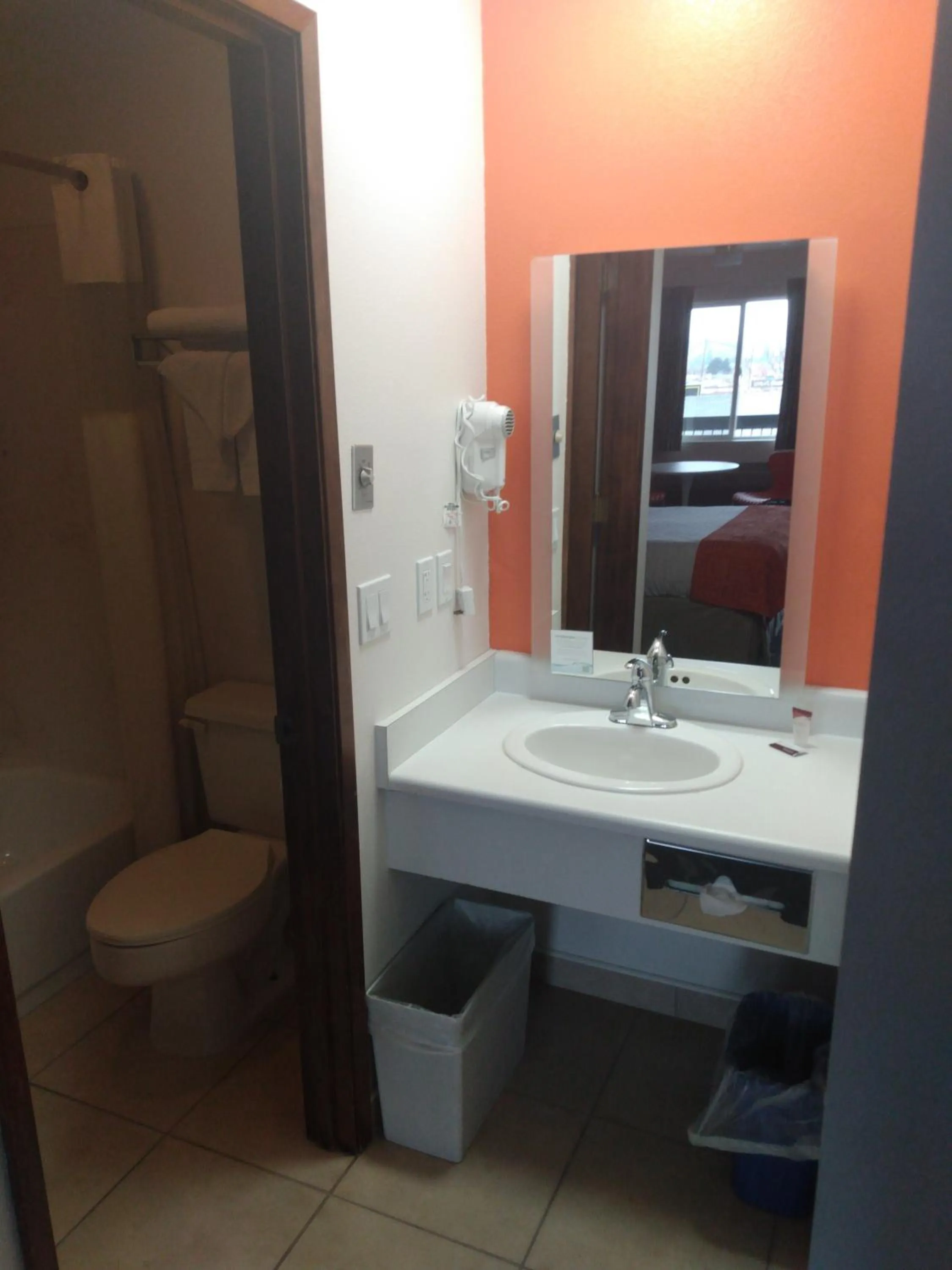 Bathroom in Howard Johnson by Wyndham Roseburg