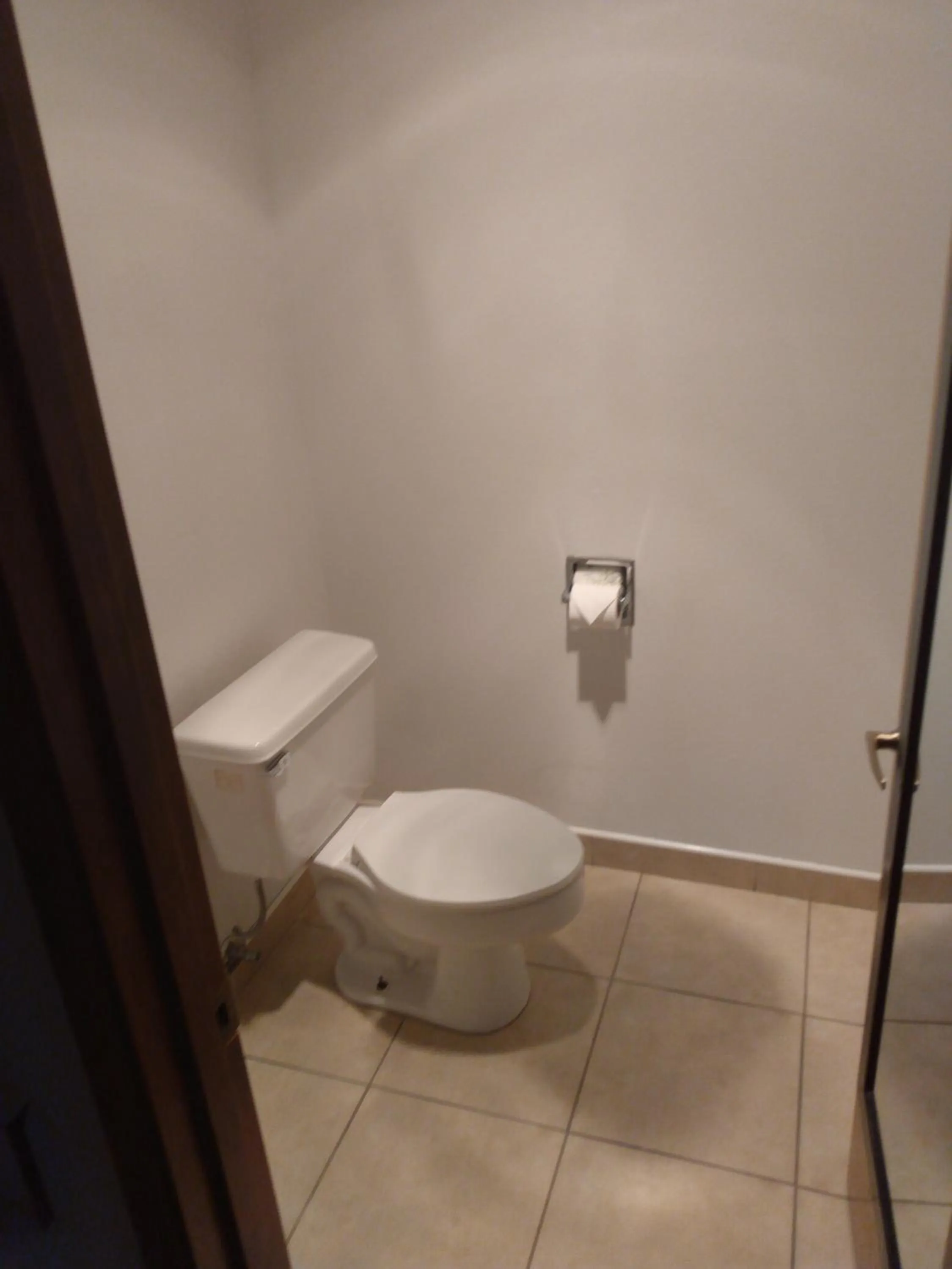 Toilet in Howard Johnson by Wyndham Roseburg