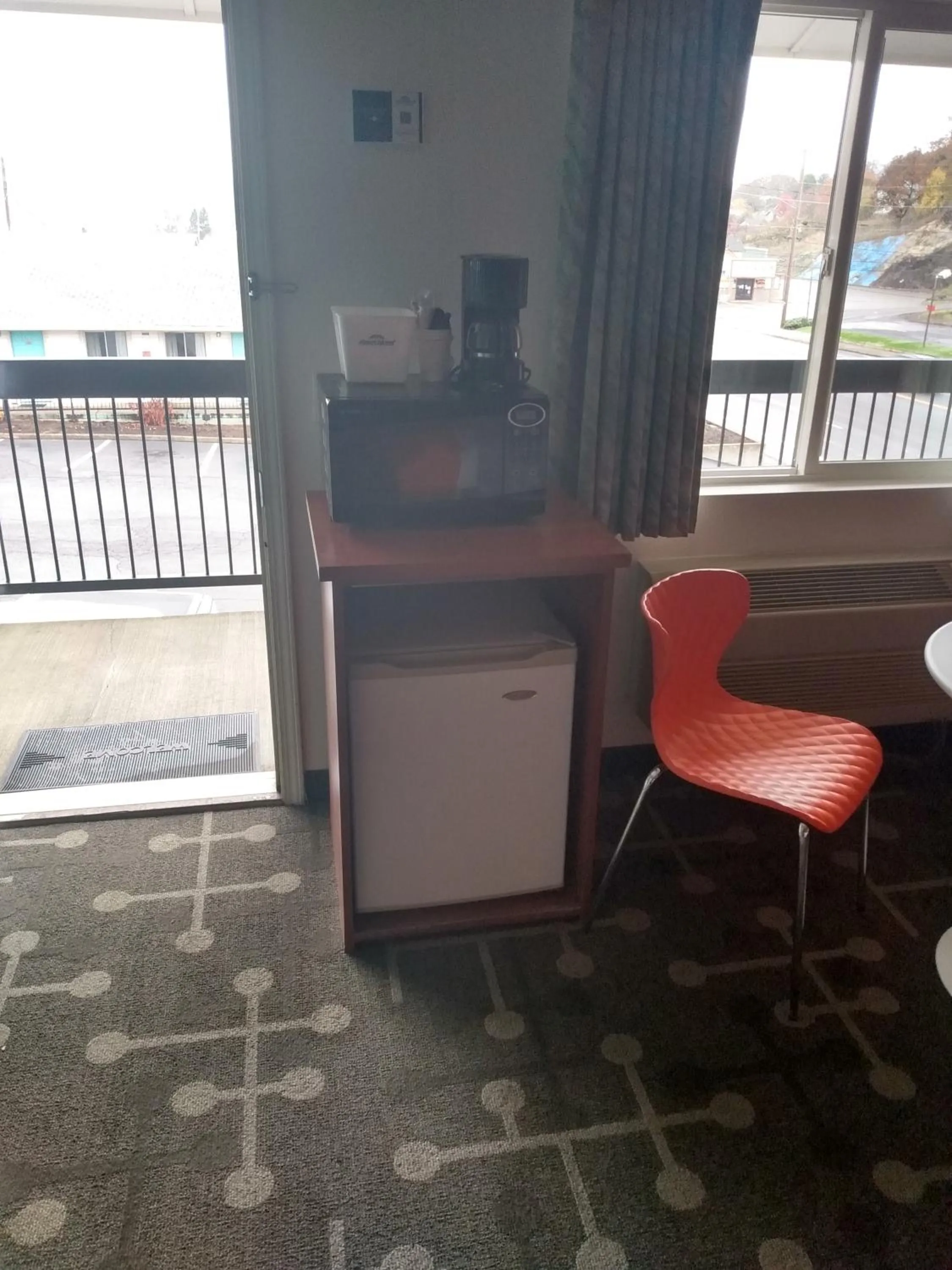 minibar in Howard Johnson by Wyndham Roseburg