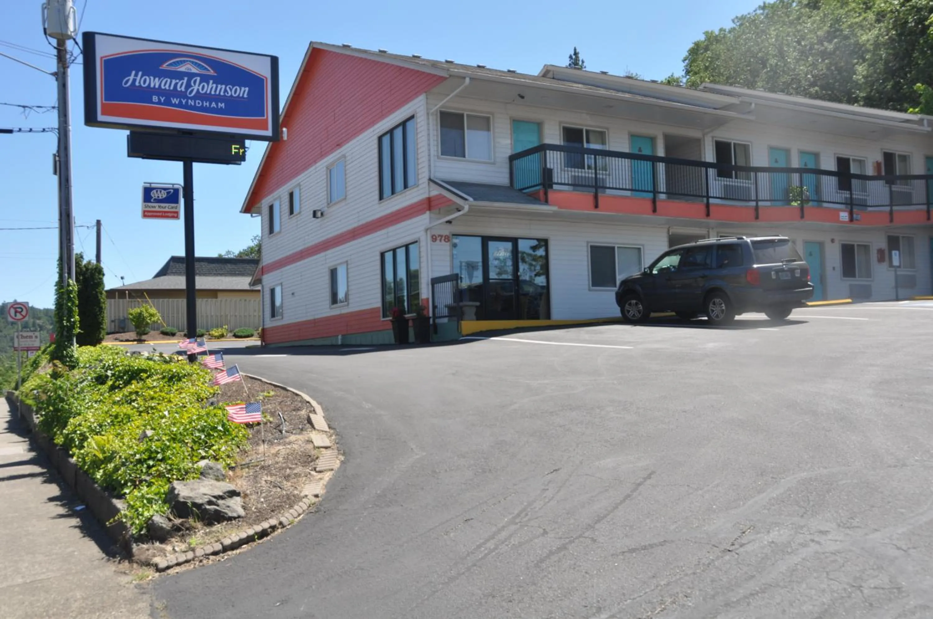 Street view in Howard Johnson by Wyndham Roseburg