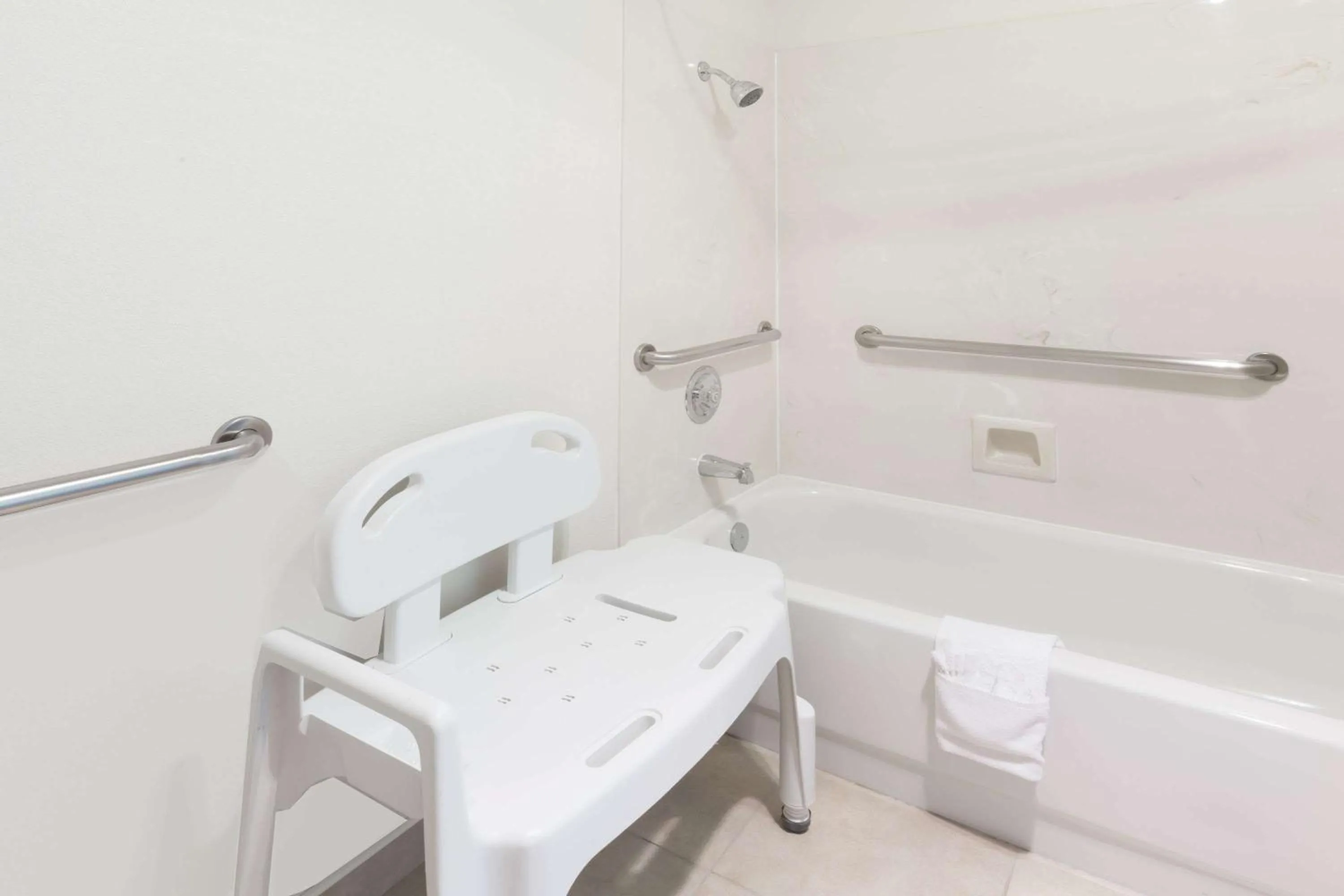 Bathroom in Howard Johnson by Wyndham Roseburg