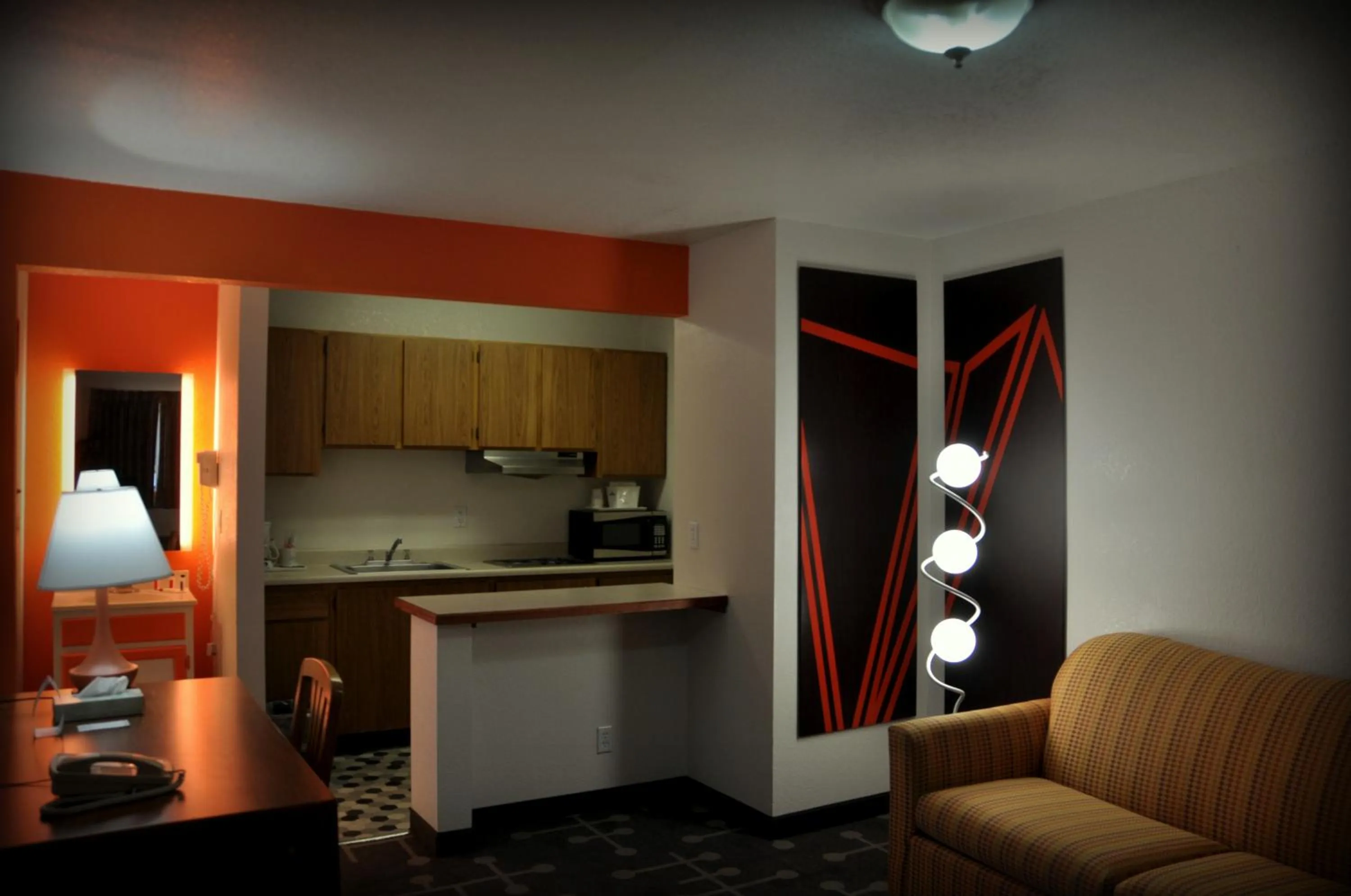 Kitchen or kitchenette in Howard Johnson by Wyndham Roseburg