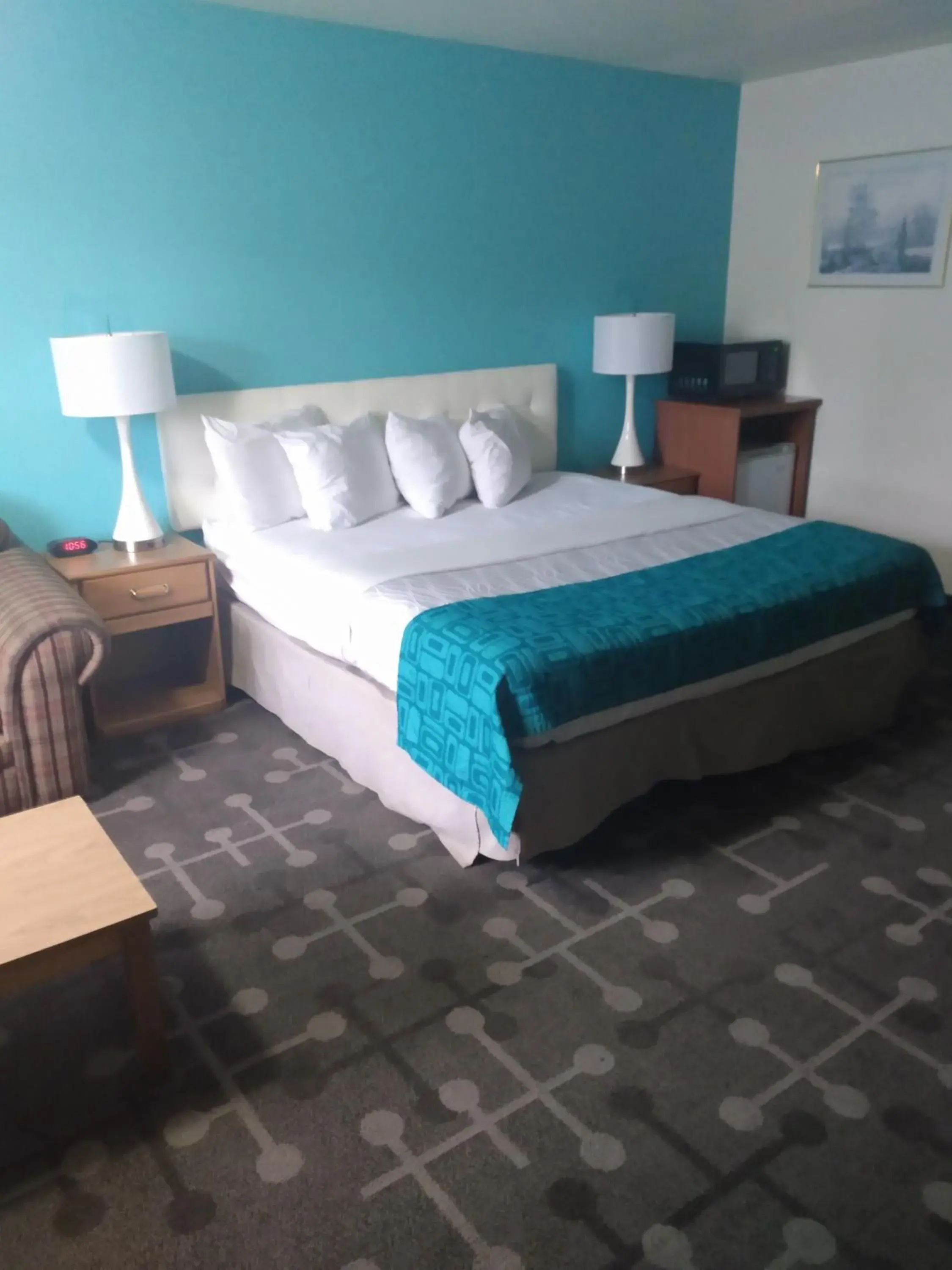 King Studio Suite - Non-Smoking in Howard Johnson by Wyndham Roseburg King Studio Suite - Non-Smoking in Howard Johnson by Wyndham Roseburg