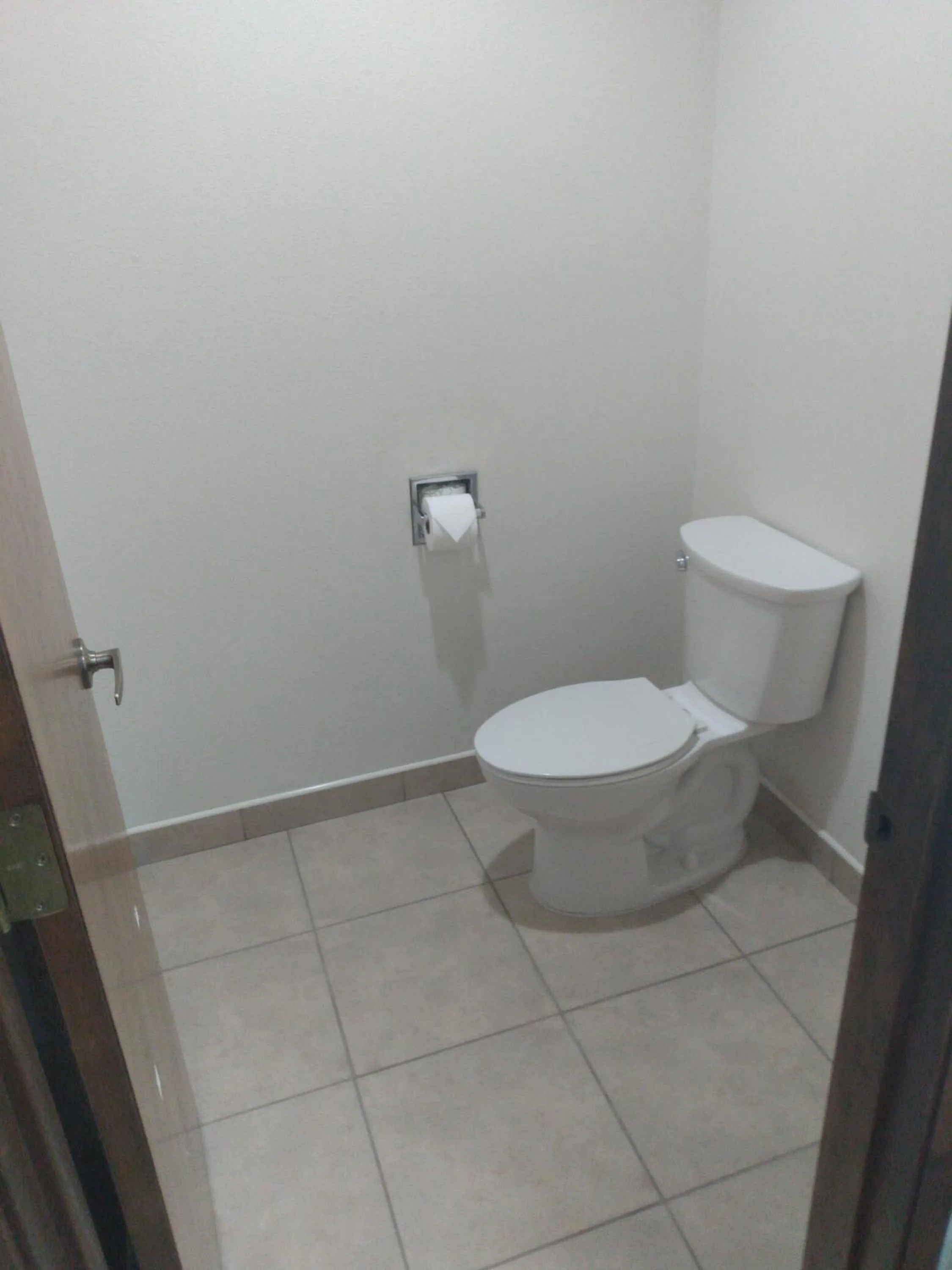 Toilet in Howard Johnson by Wyndham Roseburg