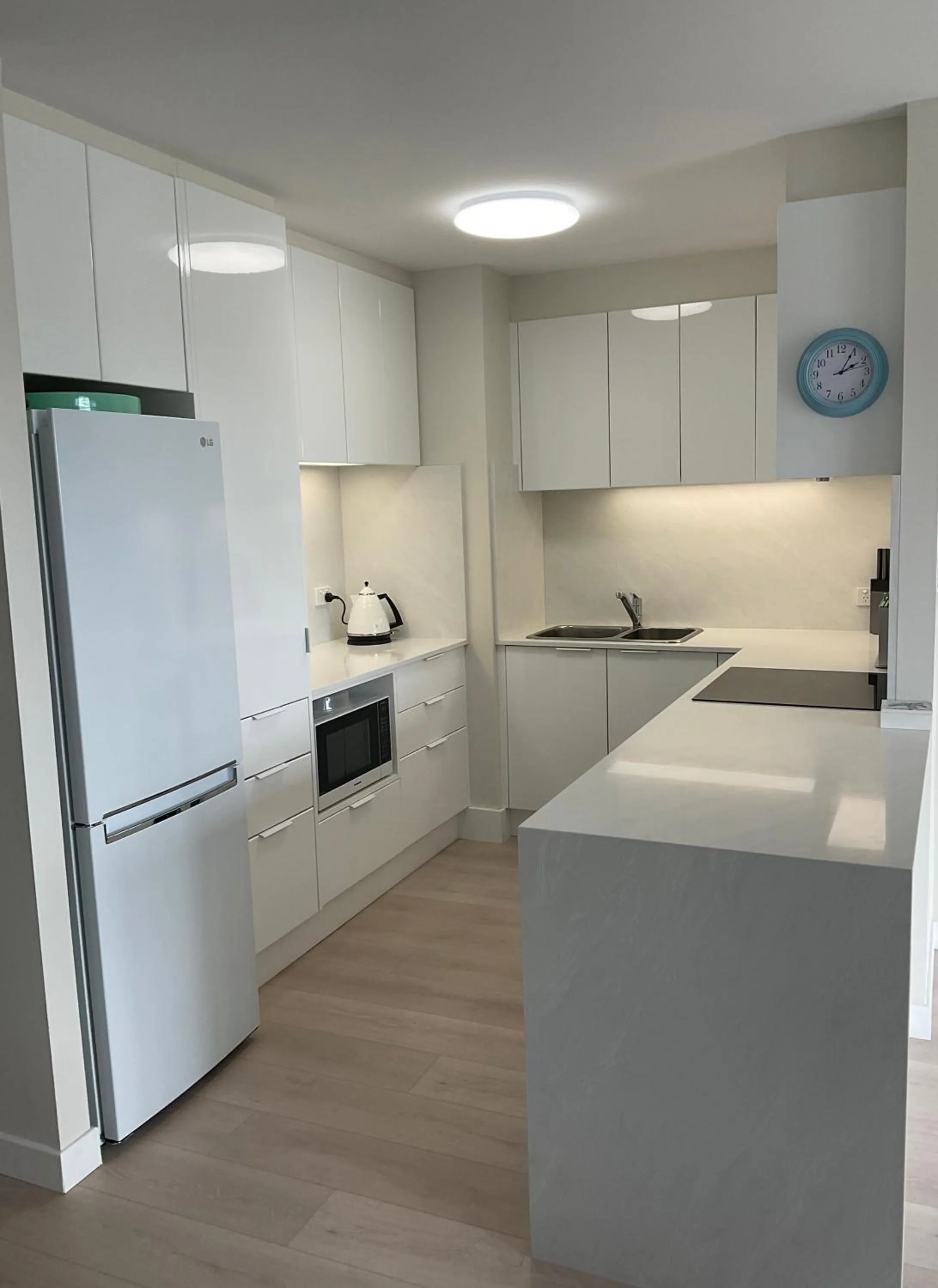 Kitchen or kitchenette in Pelican Cove Waterfront Apartment